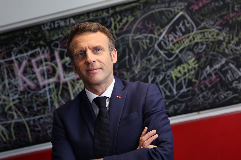 Emmanuel Macron espera antes de ser entrevistado en una radio francesa ayer.