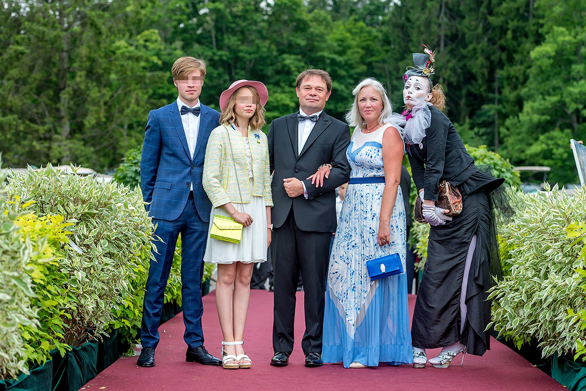 Sergey y Natalya Protosenya y sus hijos en una gala.