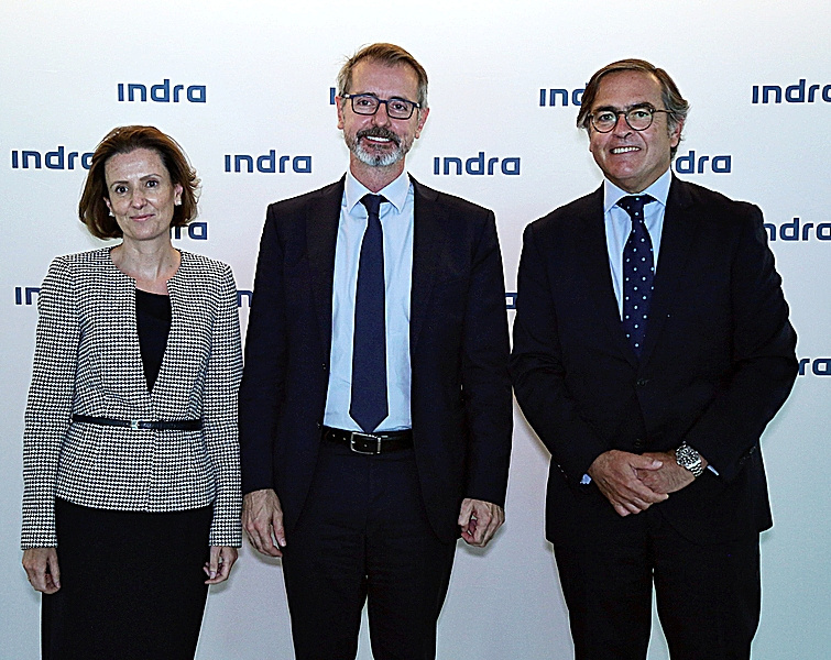 De izquierda a derecha, la saliente Elena Ruiz, el presidente de Indra, Marc Murtra, y el consejero delegado, Ignacio Mataix