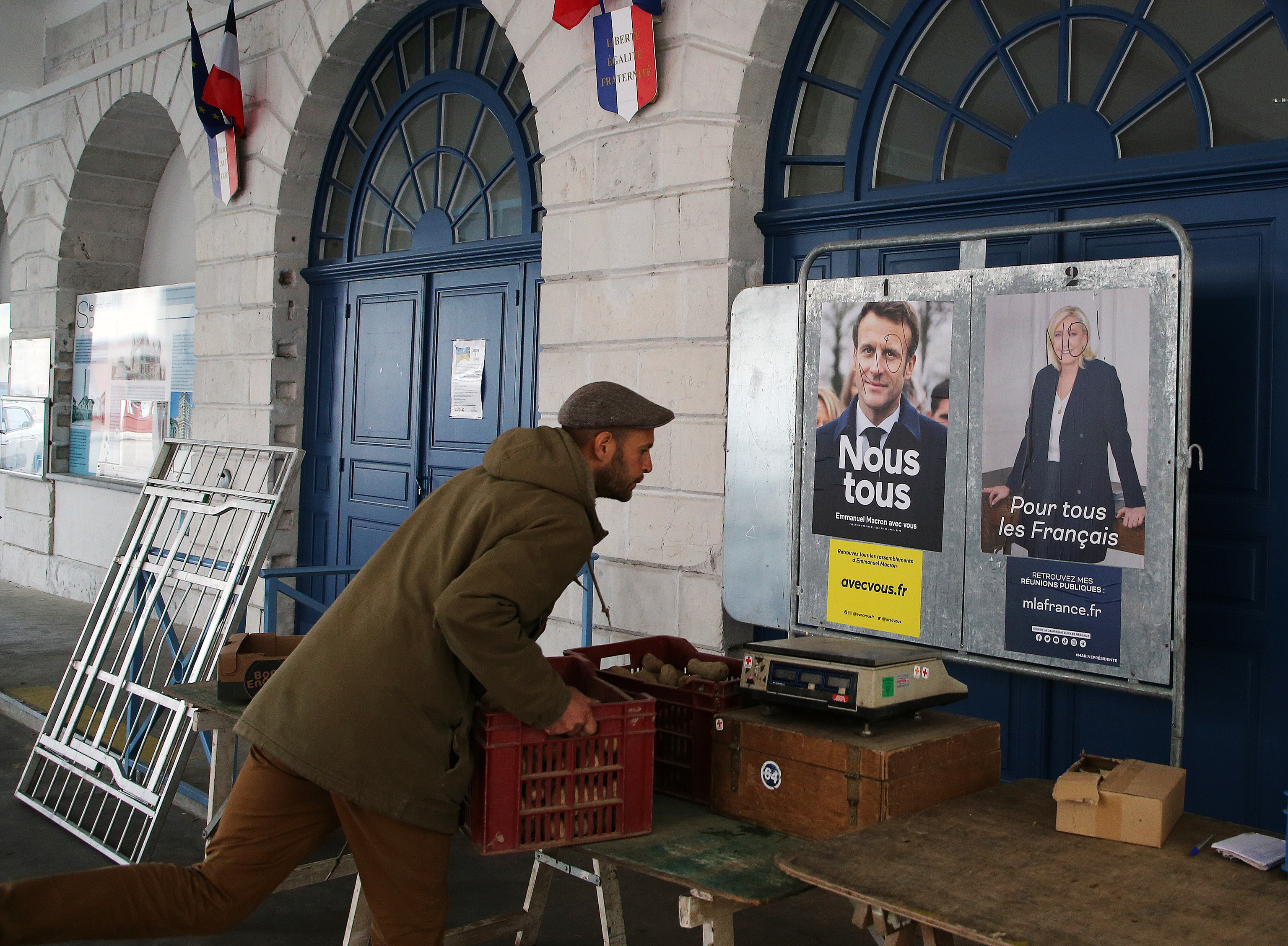 Preparacin de una mesa electoral en el suroeste de Francia este sbado