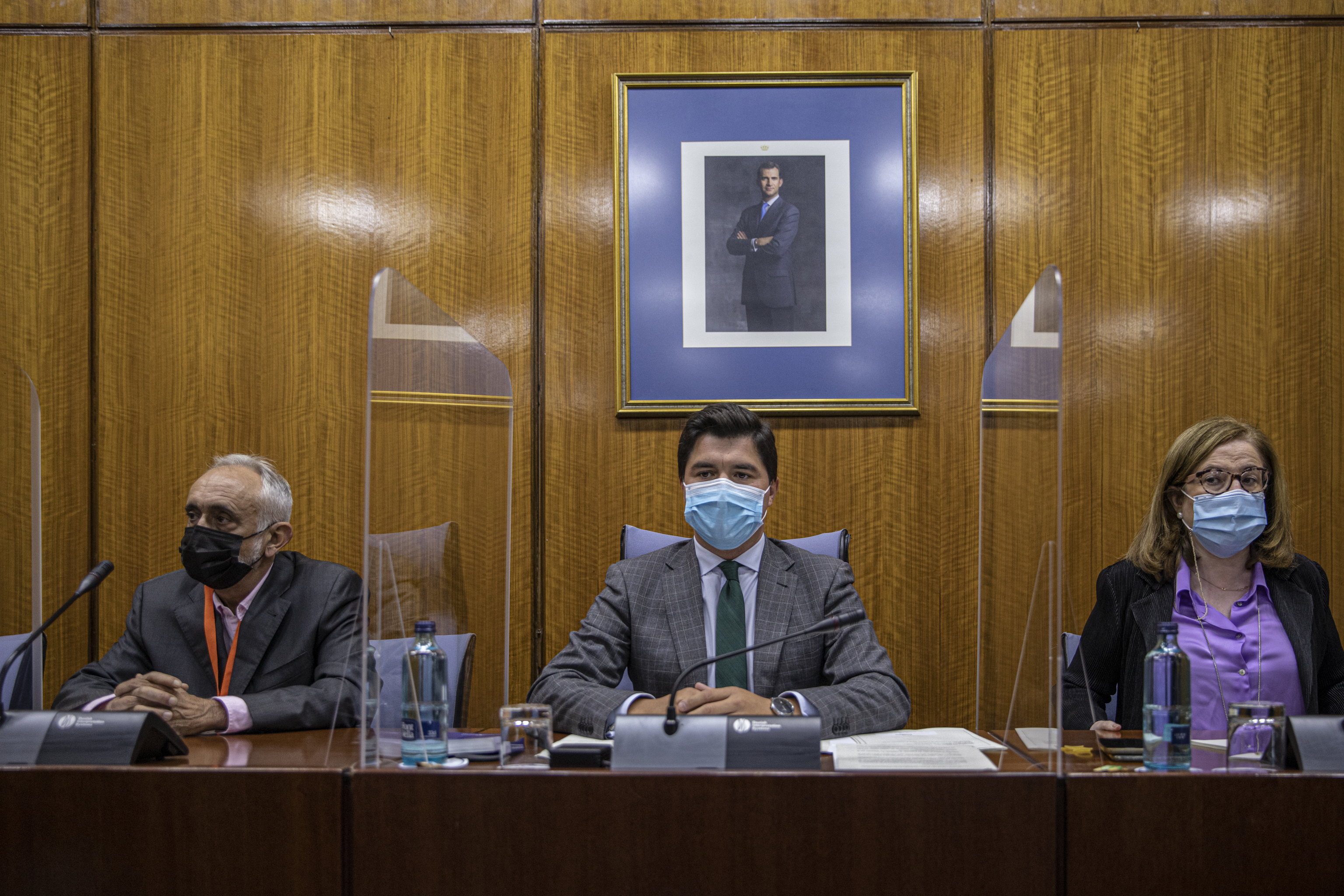 El presidente de la comisión de investigación de la Faffe en el Parlamento, el diputado de Cs Enrique Moreno, entre Fernando Villén, ex director de la fundación, y la letrada del órgano.