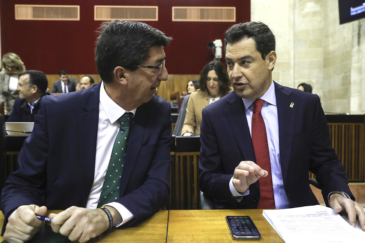 Juan Marn y Juanma Moreno, en un pleno del Parlamento andaluz.