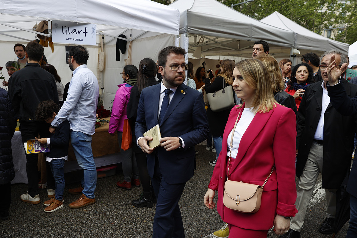 Pere Aragonès, junto a su mujer, visita las casetas de venta de libros en Sant Jordi.