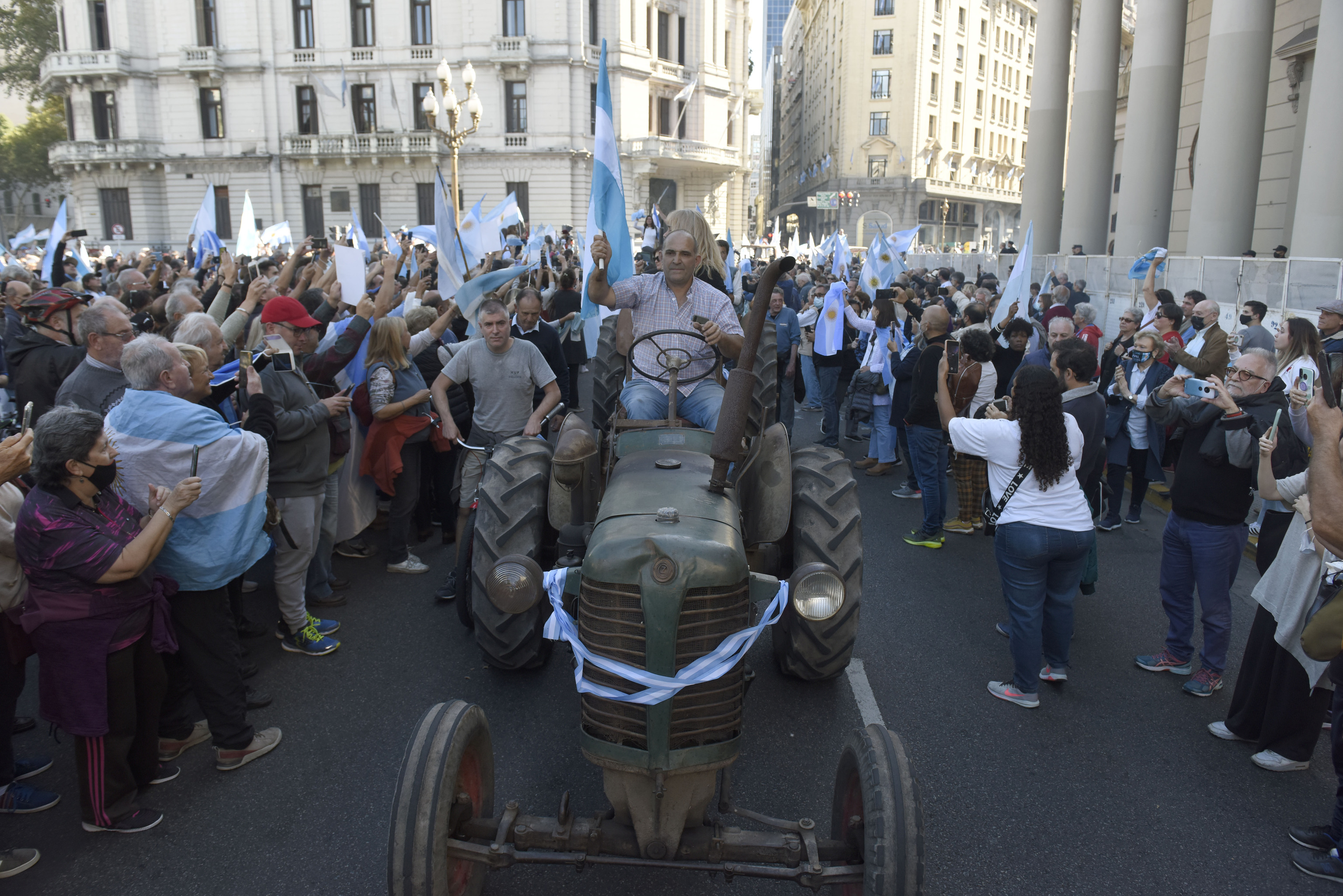 Productores agropecuarios toman el centro de Buenos Aires para protestar contra el gobierno: «Basta de opresión impositiva»