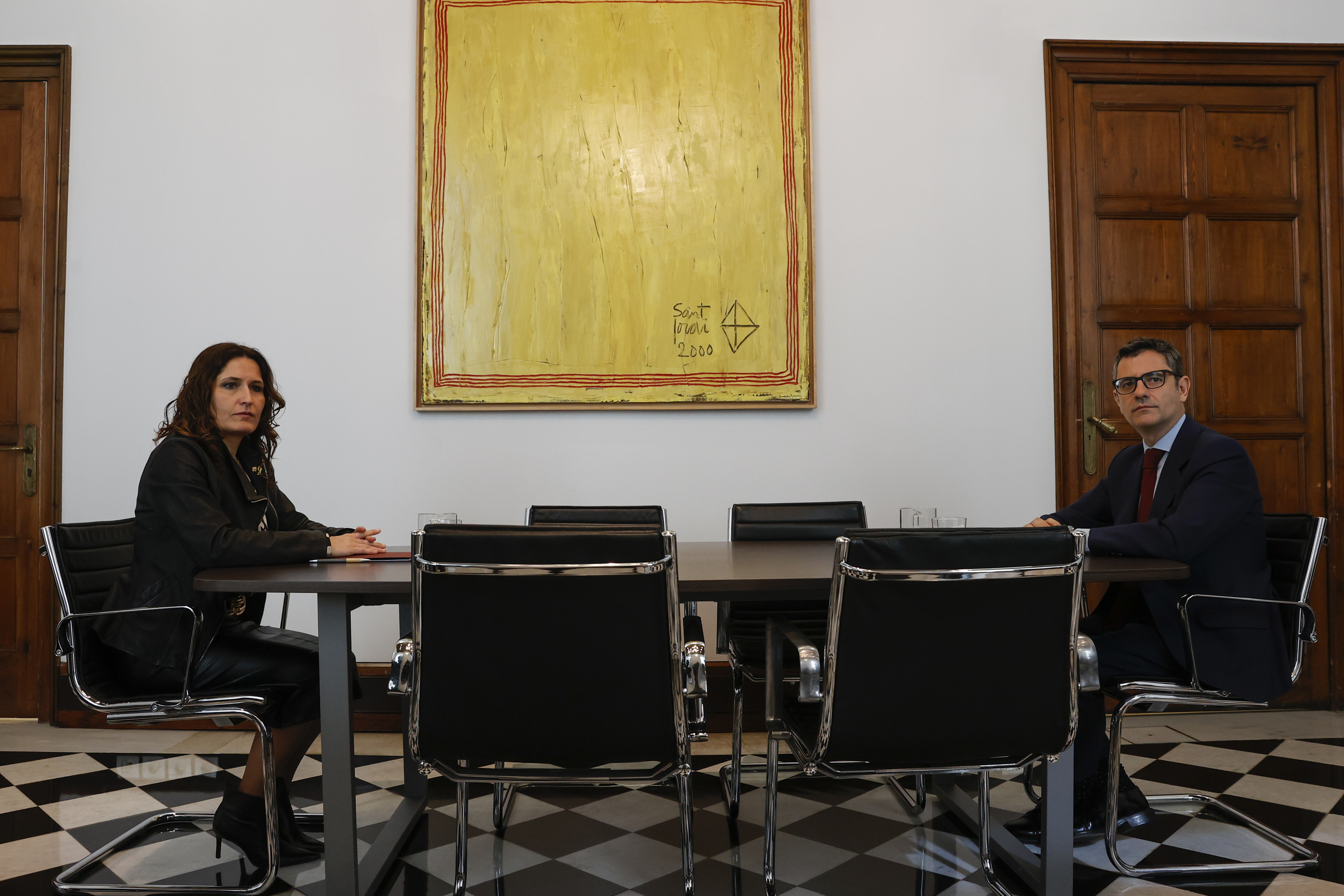El ministro de la Presidencia, Flix  Bolaos, y la consellera Laura Vilagr posan en el mbito de su reunin este domingo.