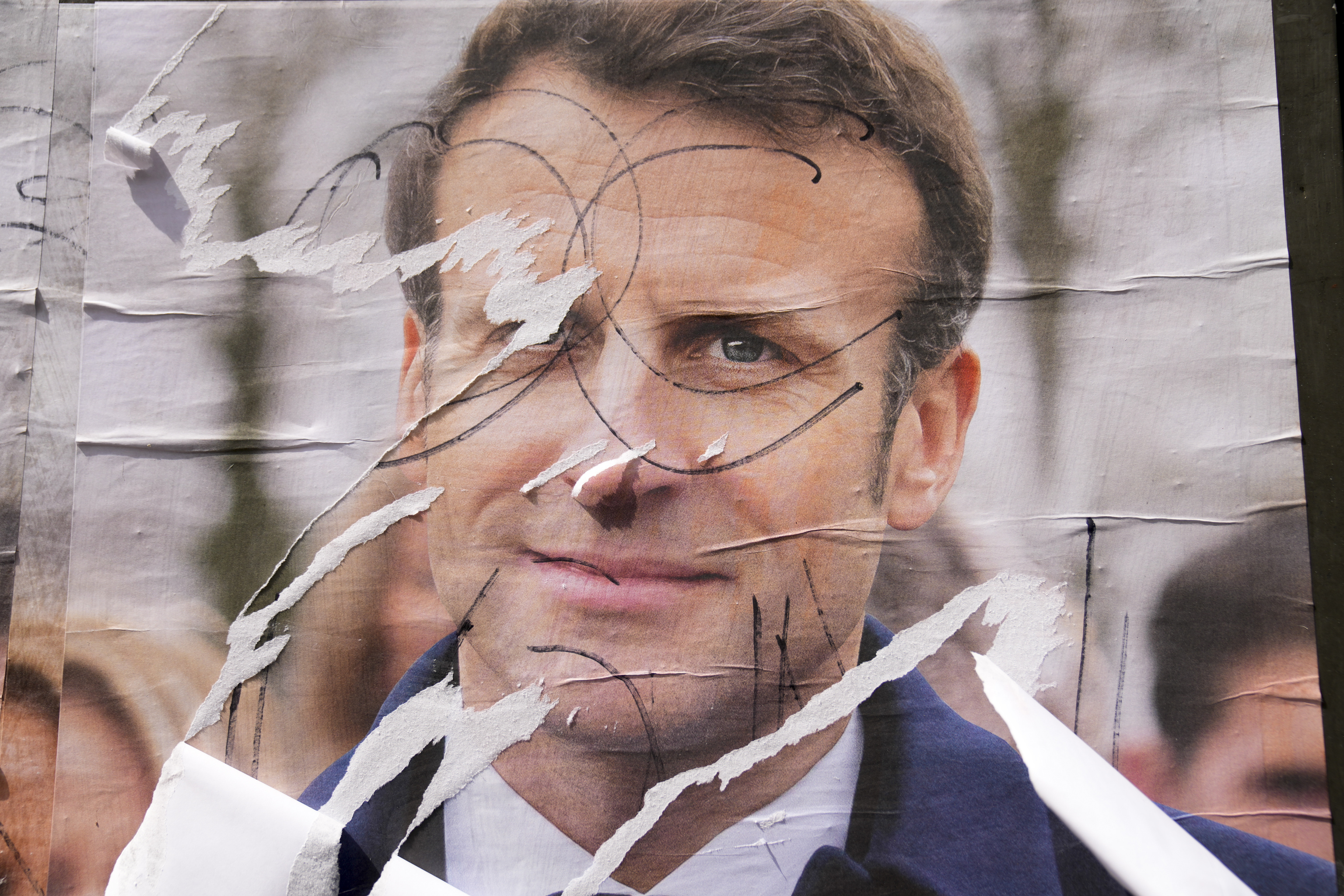 Un póster con la imagen de Emmanuel Macron.