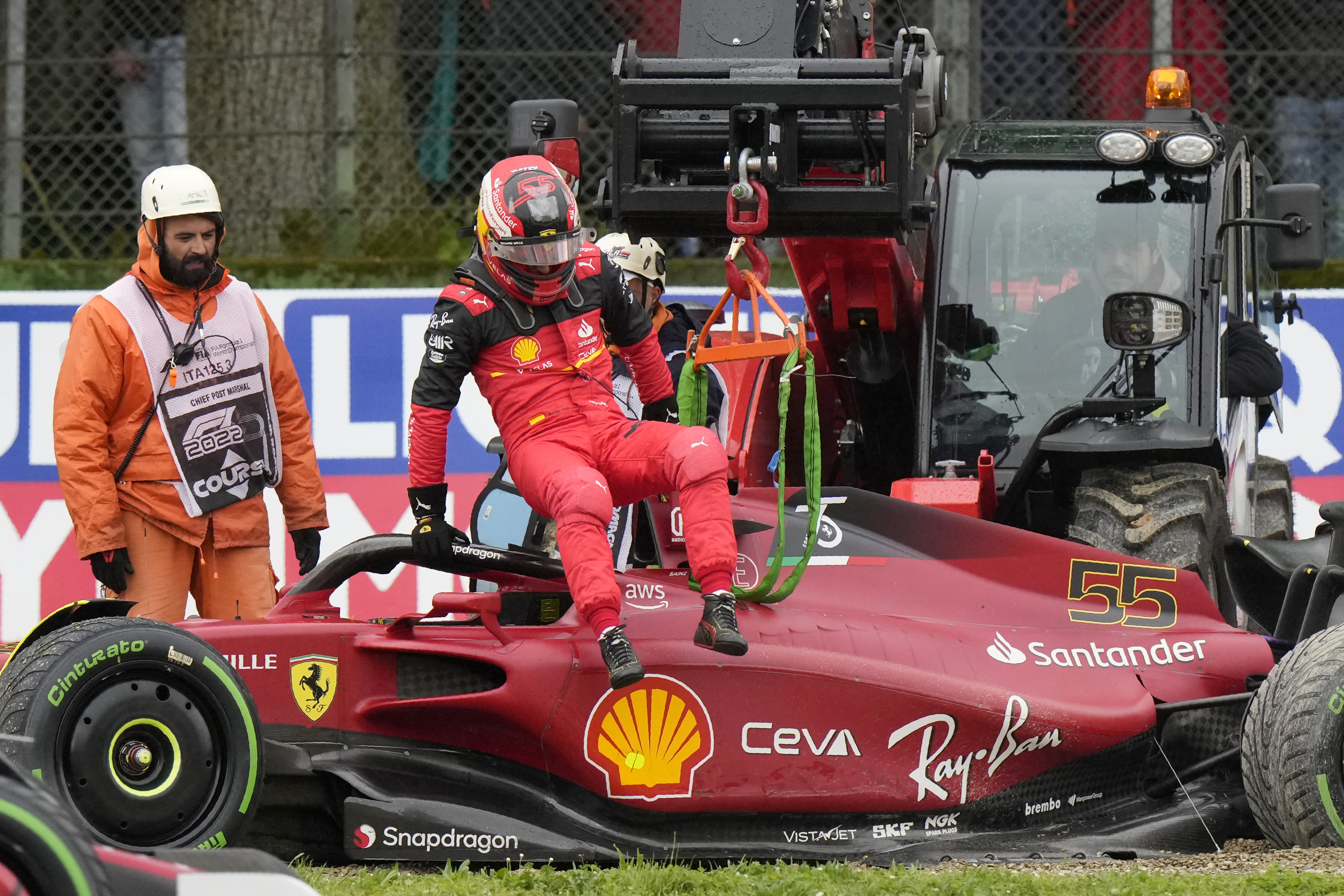 Sainz salta del coche tras su salida de pista en Tamburello.