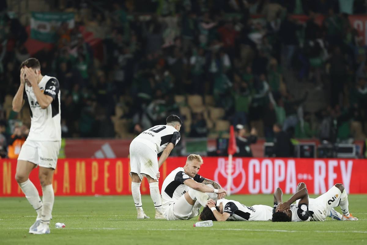 Los jugadores del Valencia, desolados tras perder la final de Copa.