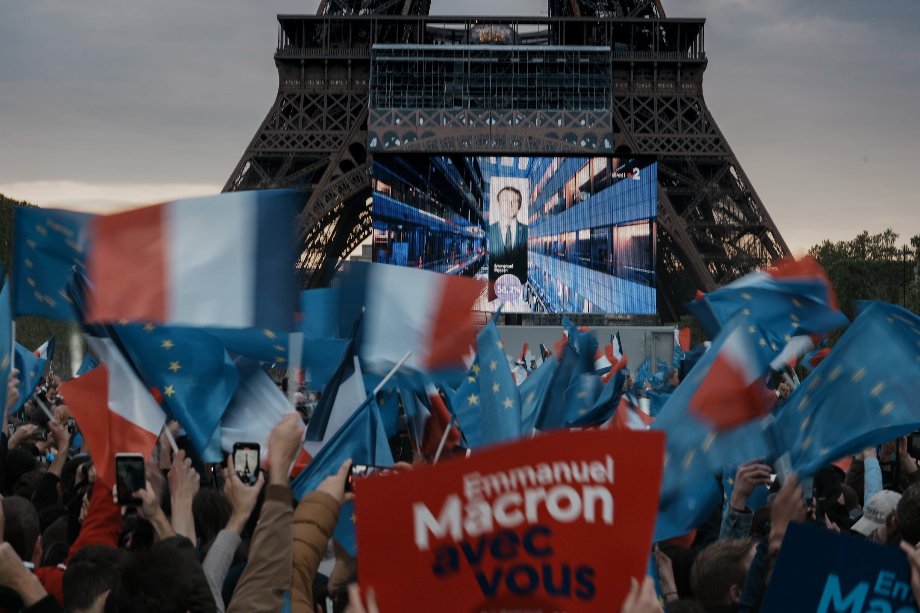 Simpatizantes de Macron celebran su victoria frente a la Torre Eiffel.