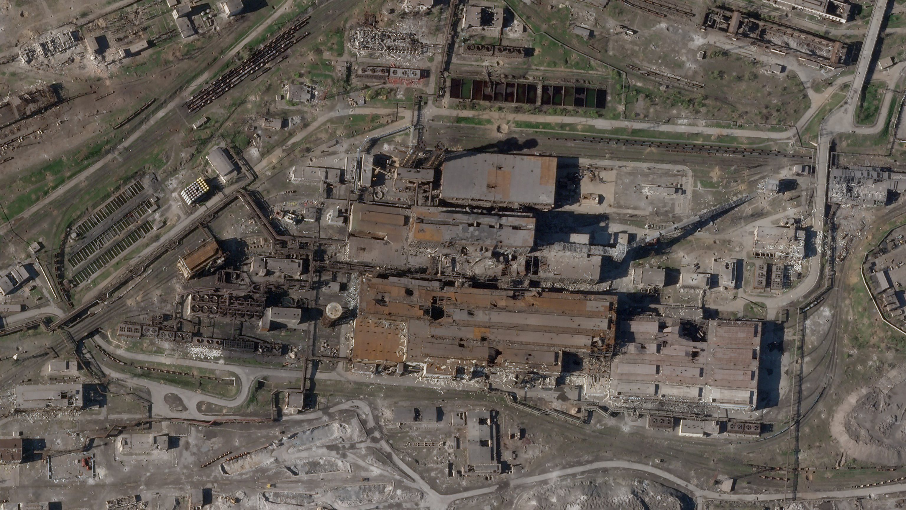 Imágenes de satélite de la siderúrgica de Azovstal, en Mariupol, muestran una gran devastación
