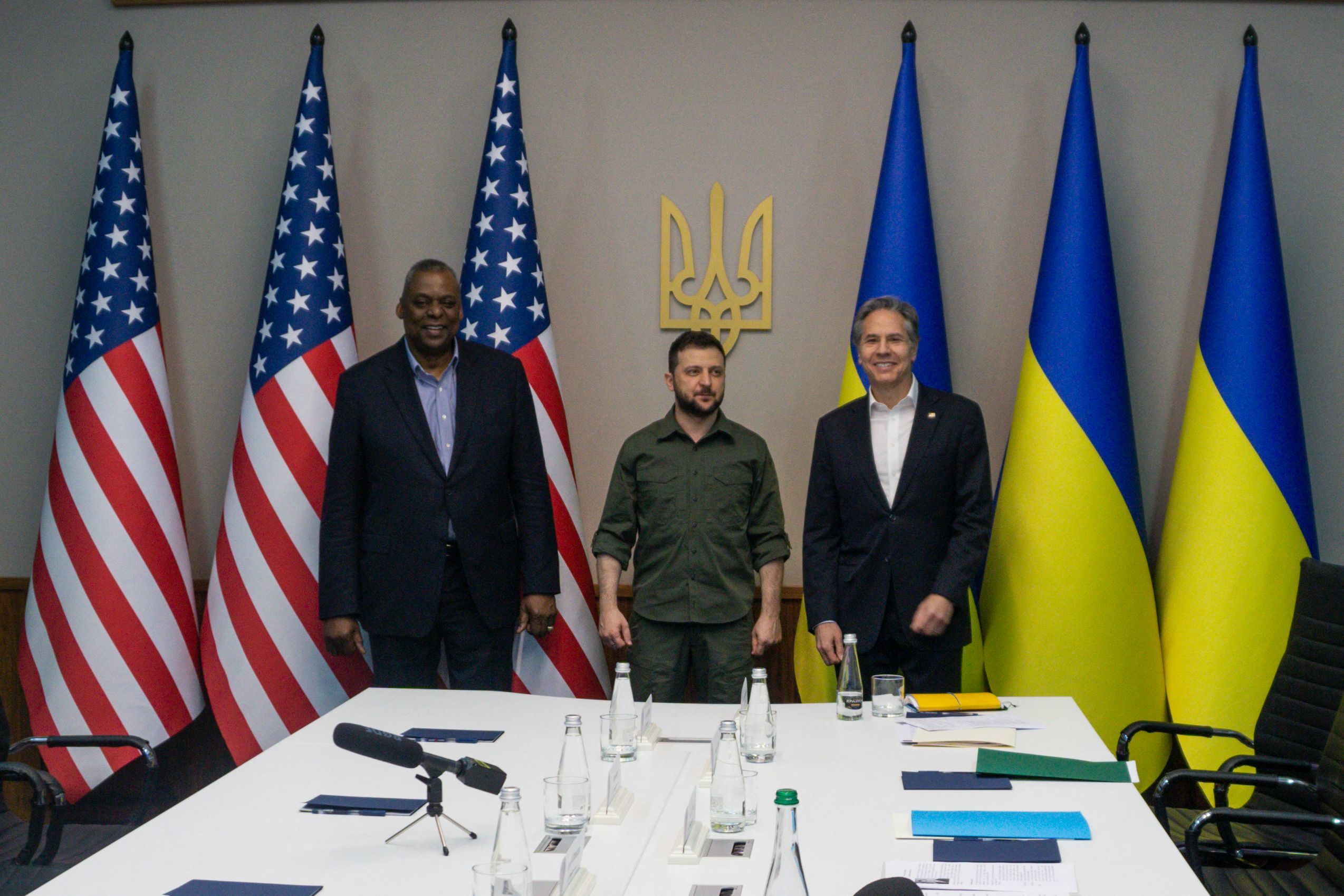 El secretario de Defensa Lloyd Austin (izda.) y el secretario de Estado Antony Blinken (dcha.) con el presidente de Ucrania Volodymyr Zelensky (centro) en Kiev, Ucrania.