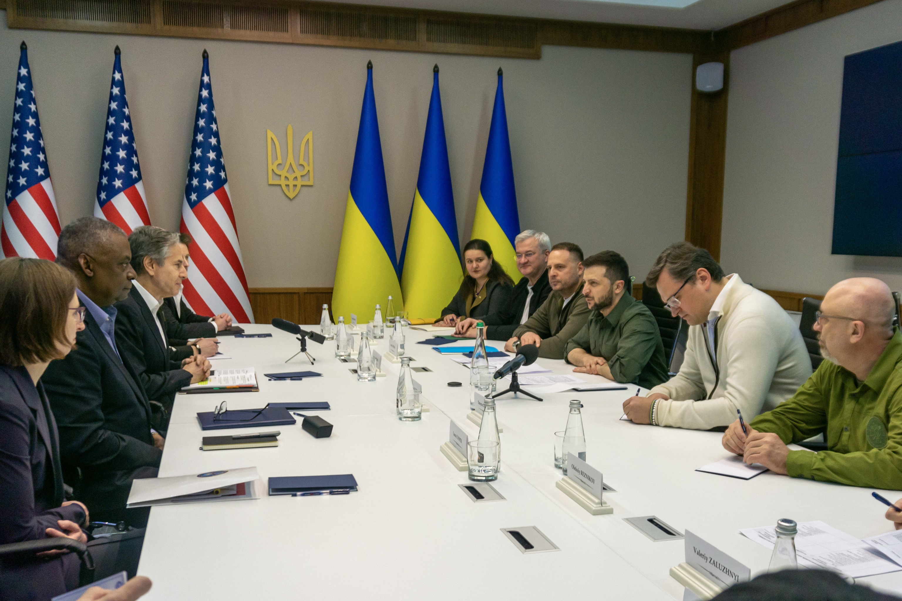 El presidente ucraniano Zelenski se reúne con el secretario de Estado estadounidense Blinken y el de Defensa Austin en Kiev.
