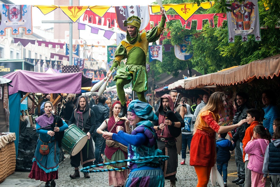 Personas disfrazadas en la Feria Medieval El lamo