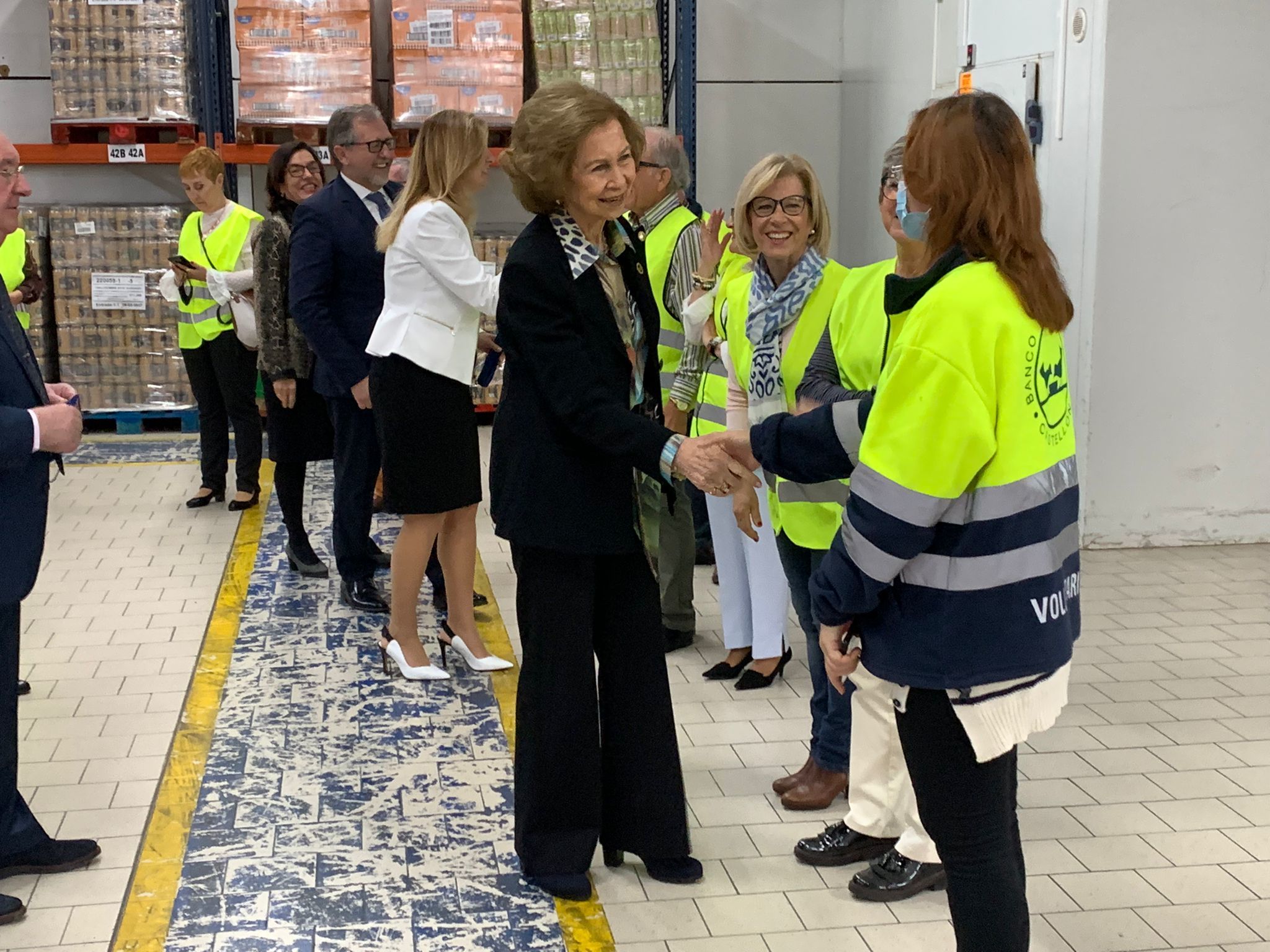 La Reina Sofa saluda a los voluntarios del Banco de Alimentos de Castelln.