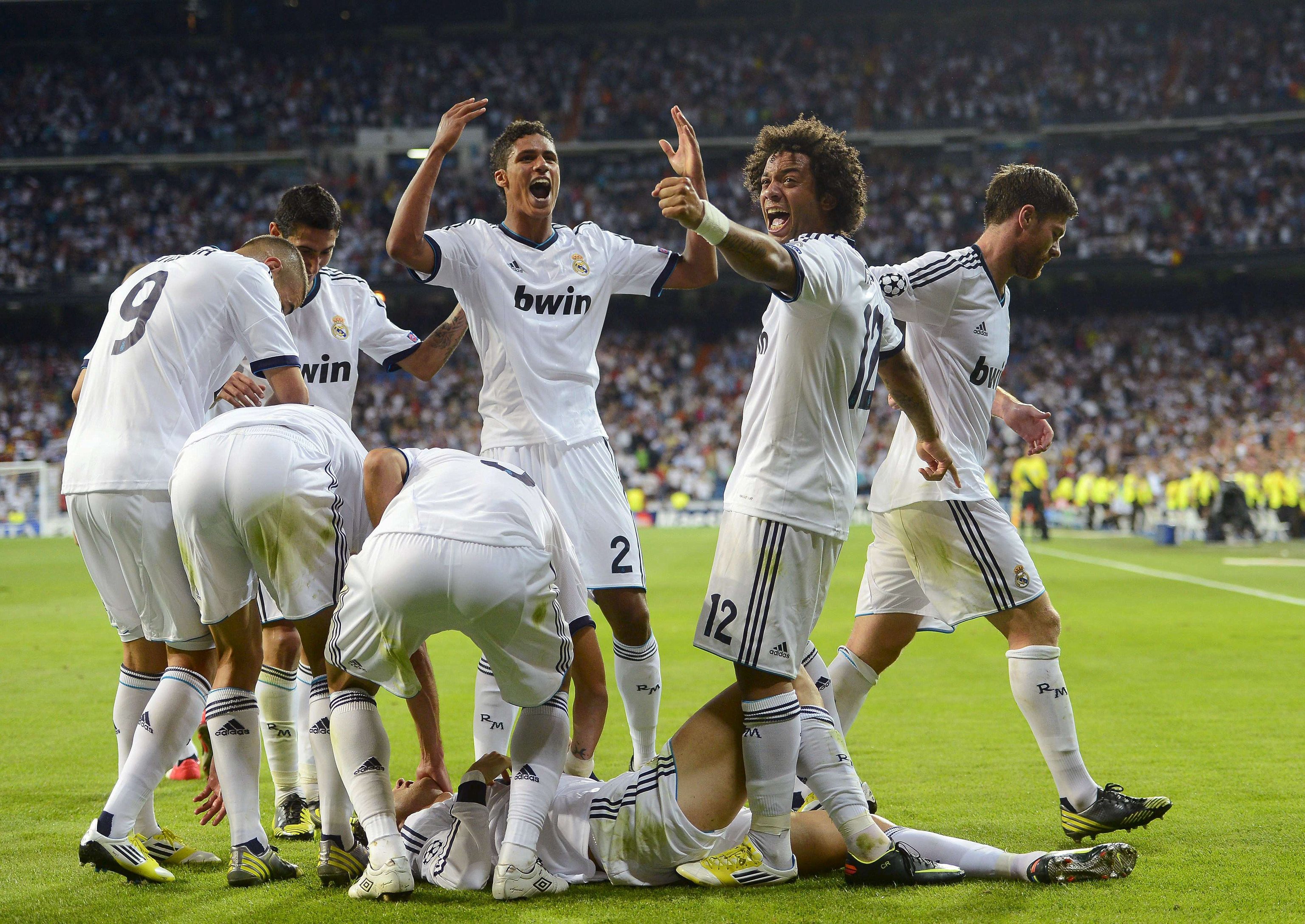 Los jugadores del Madrid celebran uno de los goles al City en la Champions 12-13.