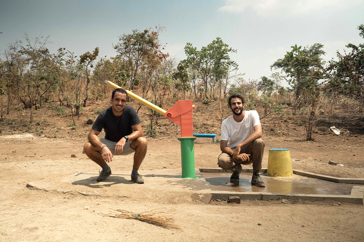 Eric Armengou y Hugo Rovira en uno de los pozos de agua potable en Malawi a los que destinan parte de los beneficios.
