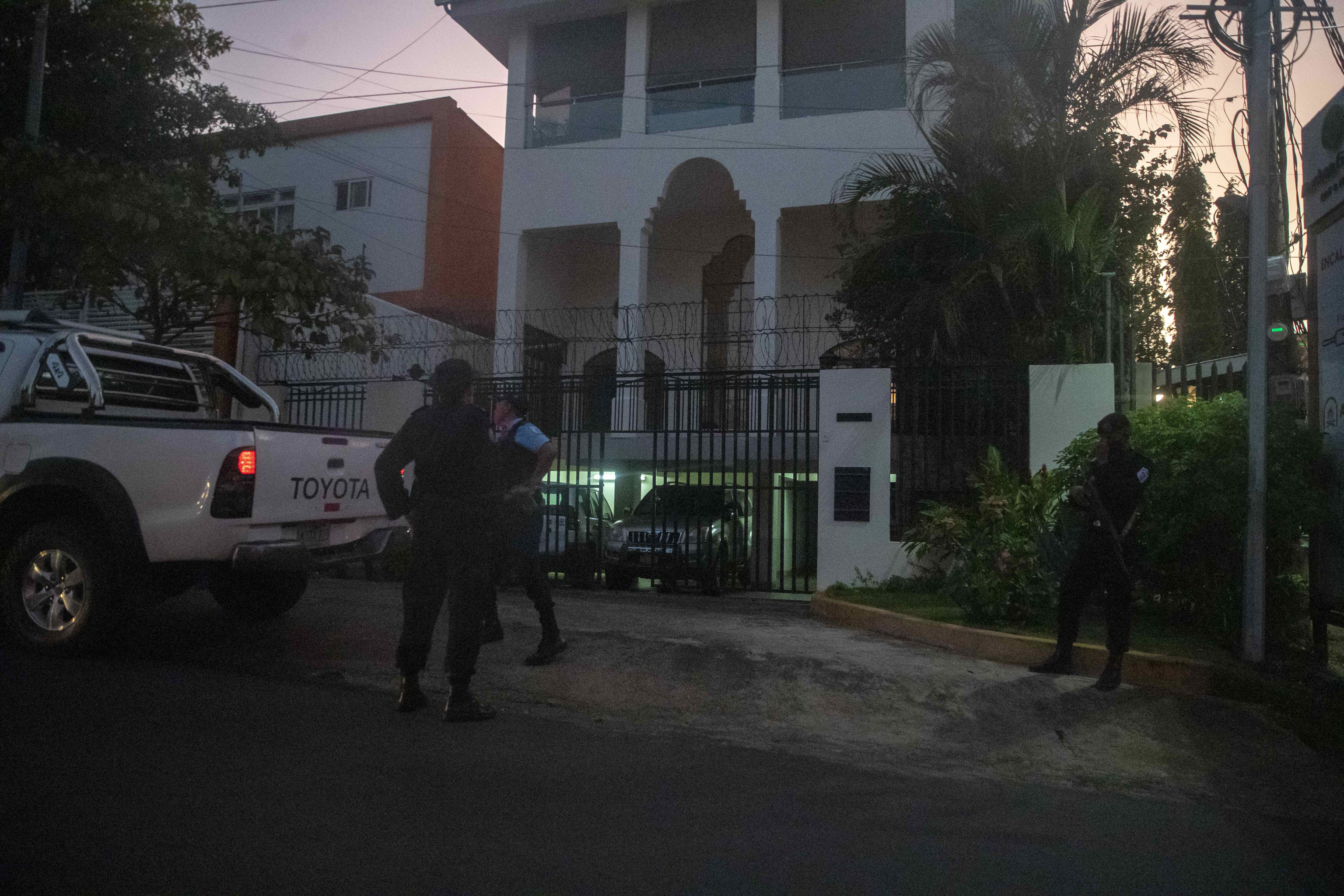 Policía frente a las oficinas de la OEA, en Managua (Nicaragua).