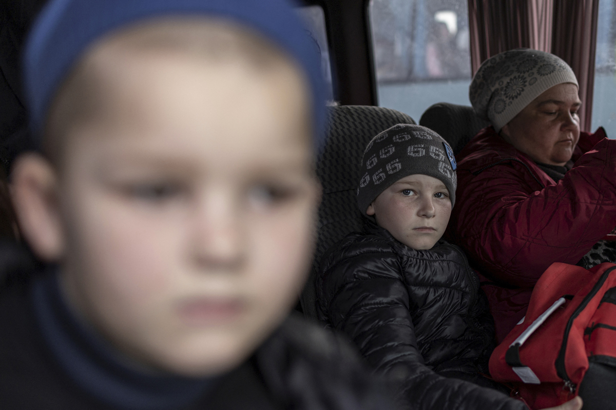 Desplazados ucranianos procedentes de Mariupol, llegan a la ciudad de Zaporiya.