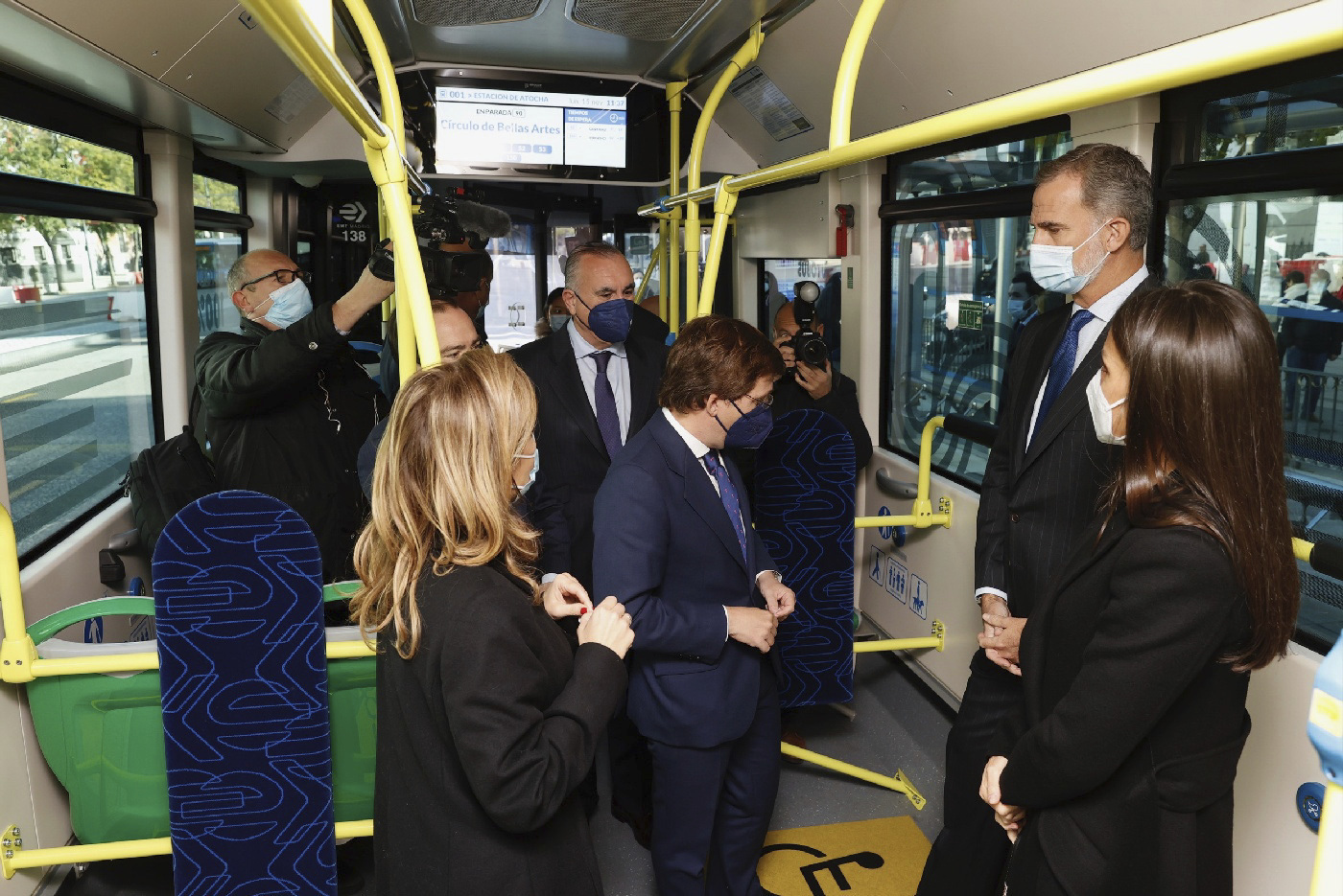 Los Reyes, junto al alcalde, en su viaje en un bus eléctrico de la EMT.