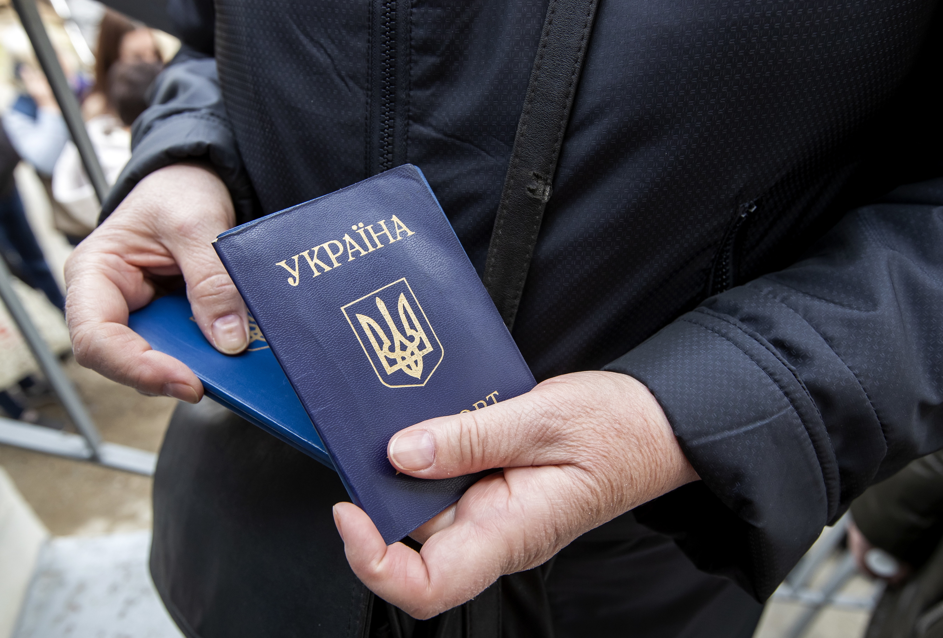 Un refugiado ucraniano sostiene su pasaporte en Chisinau, Moldavia.