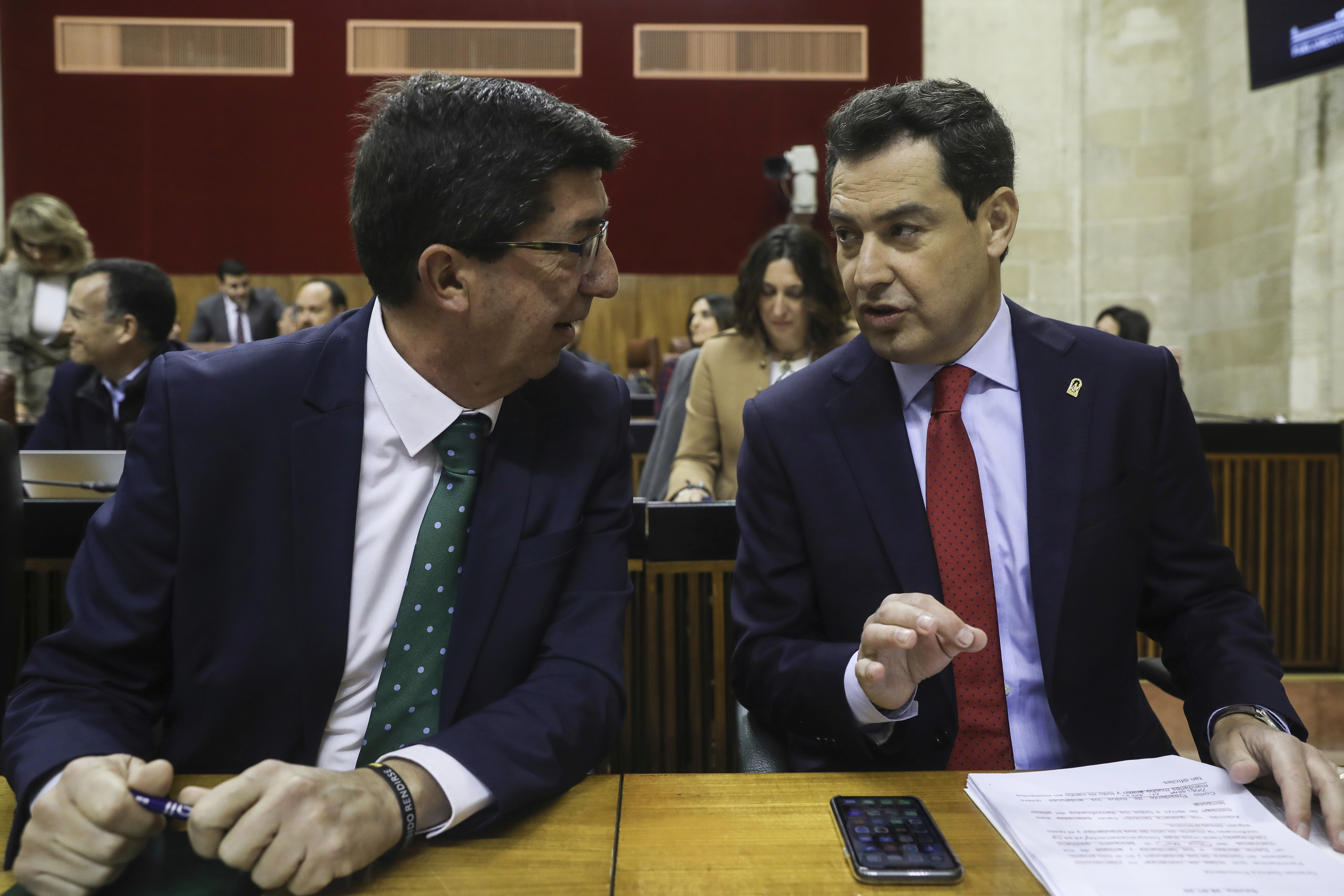 Juan Marín y Juanma Moreno, en el Parlamento andaluz.