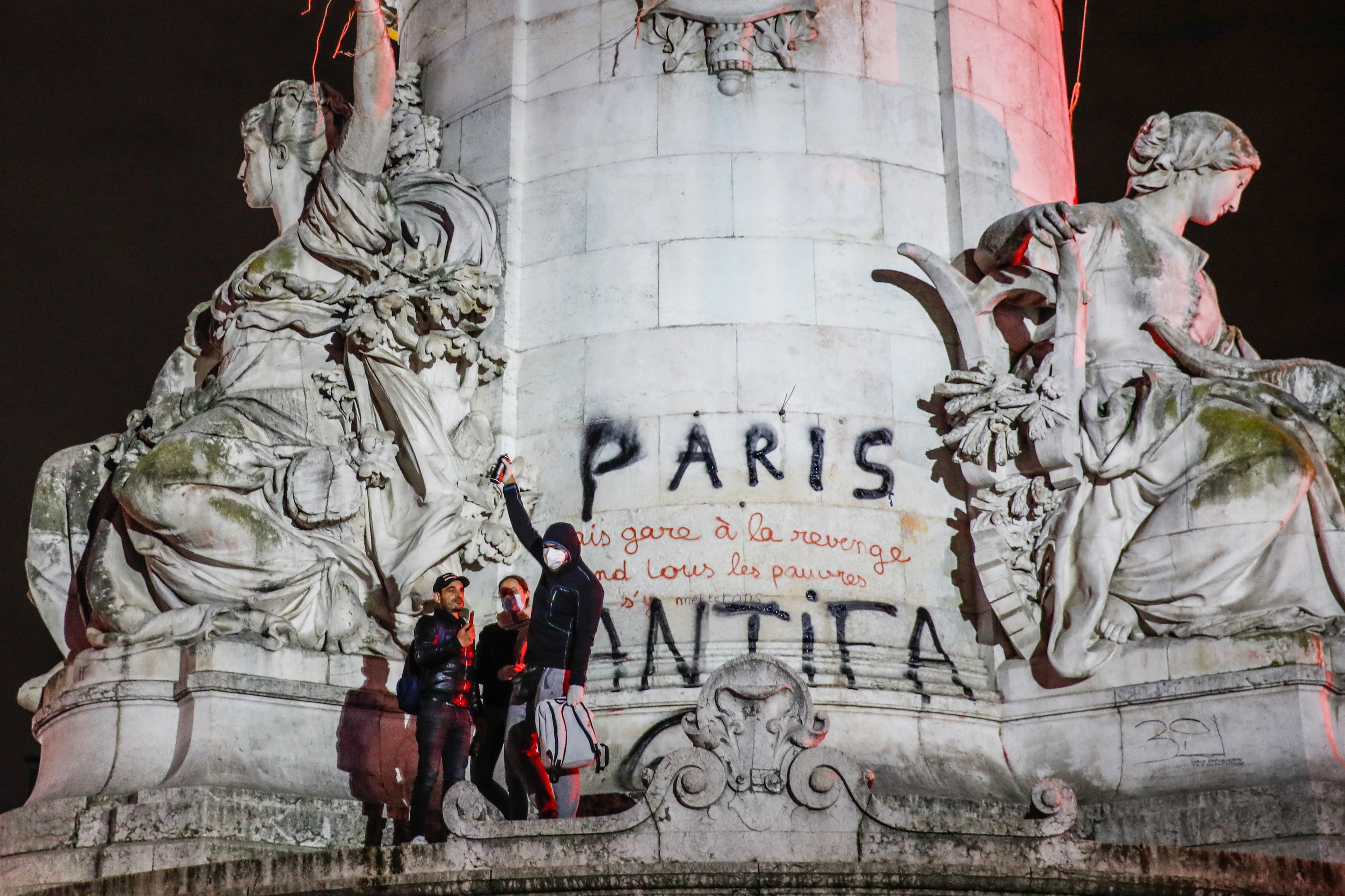 Manifestantes en la plaza de la República en París.