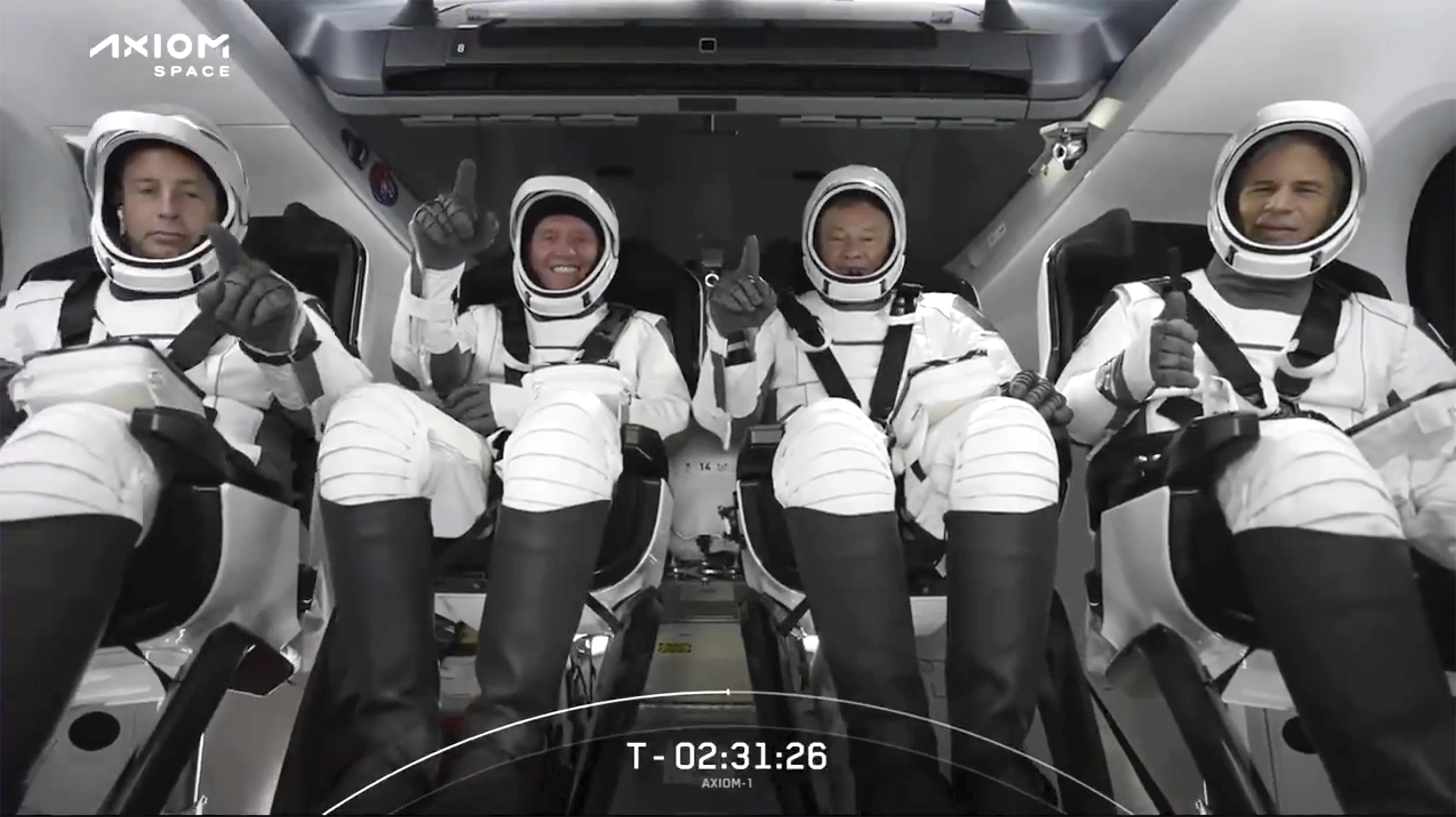 foto proporcionada por SpaceX muestra a la tripulacin de SpaceX sentada en la nave espacial Dragon el viernes 8 de abril de 2022, en Cabo Caaveral, Florida. Axiom se encarg de la logstica del viaje. De izquierda a derecha, el director general de capital privado canadiense Mark Pathy, el magnate inmobiliario estadounidense Larry Connor, Michael Lpez-Alegra, un vicepresidente de Axiom que vol al espacio cuatro veces mientras era astronauta de la NASA, y el inversor israel Eytan Stibbe de Tel Aviv. Est previsto que regresen a la Tierra el lunes 25 de abril de 2022 tras un viaje a la Estacin Espacial Internacional.