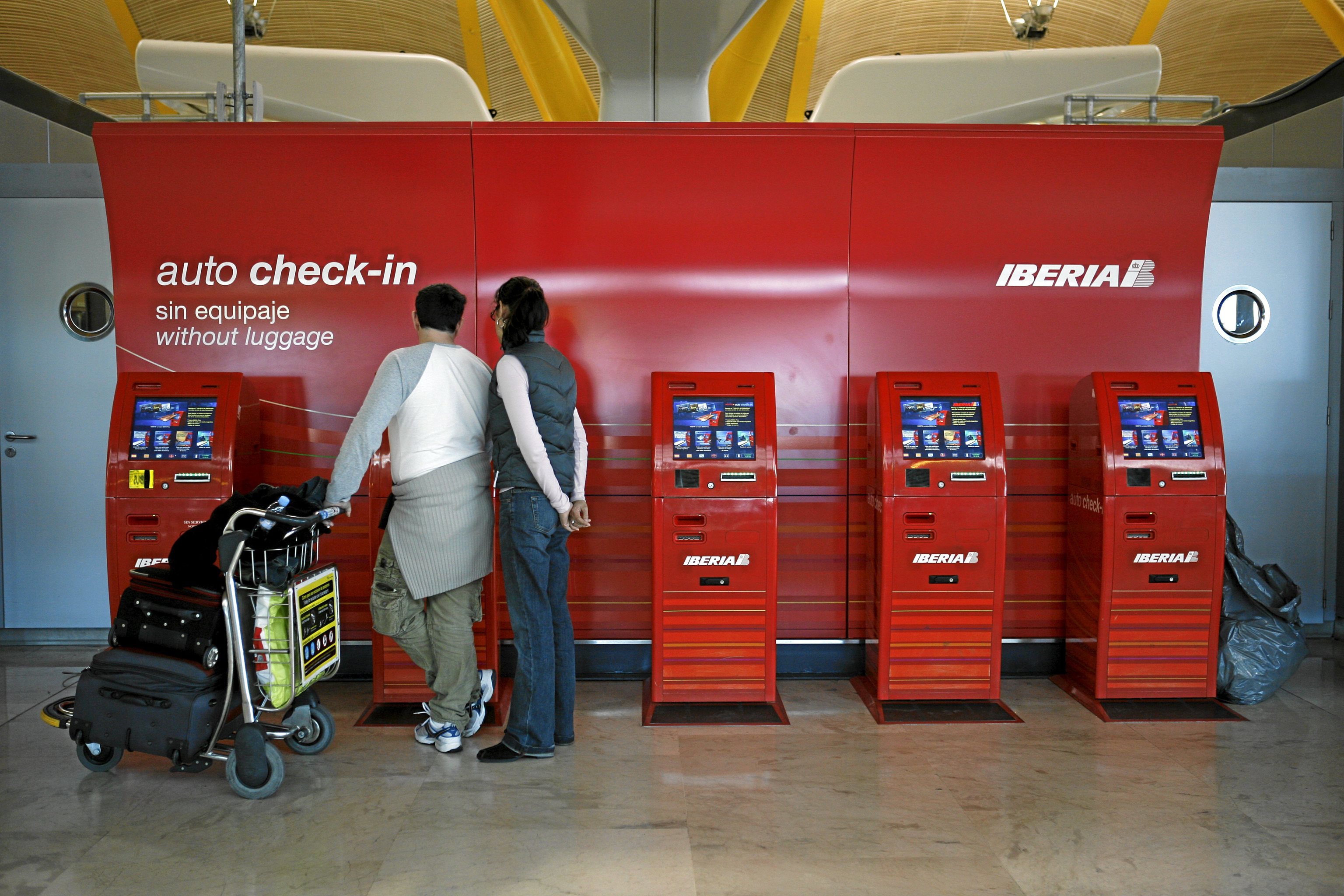 Iberia restablece la caída de hora y media de sus sistemas de check-in