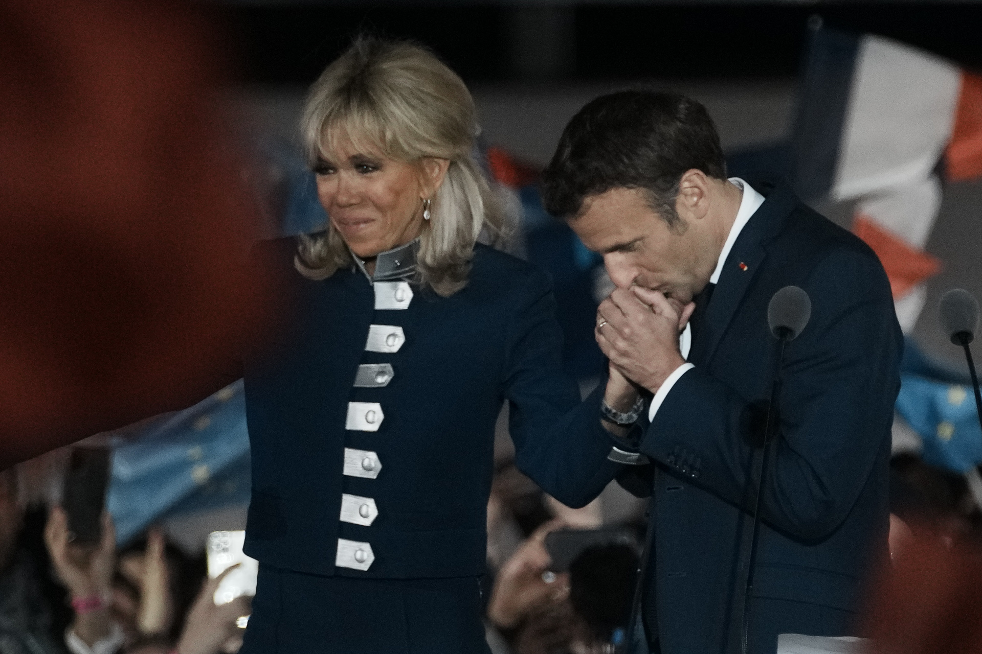 Brigitte Macron, vestida de Louis Vuitton, nada ms conocer que l renovaba mandato.