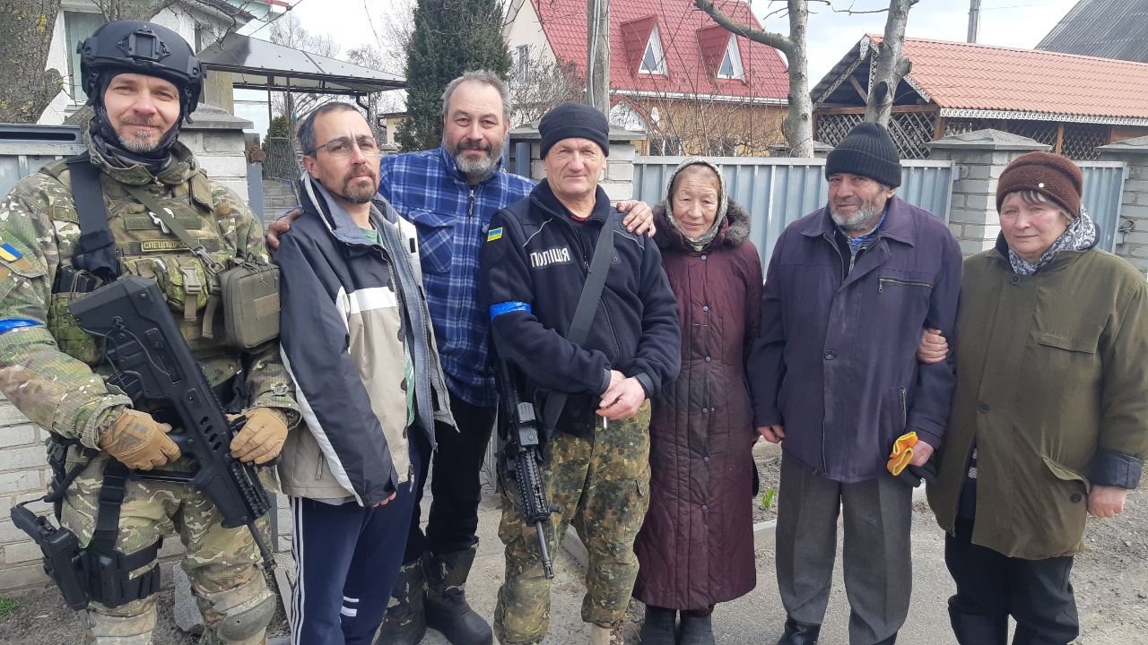 David López (segundo por la izquierda) junto a Sergei (con camisa de cuadros), su familia y los soldados ucranianos que lo rescataron.