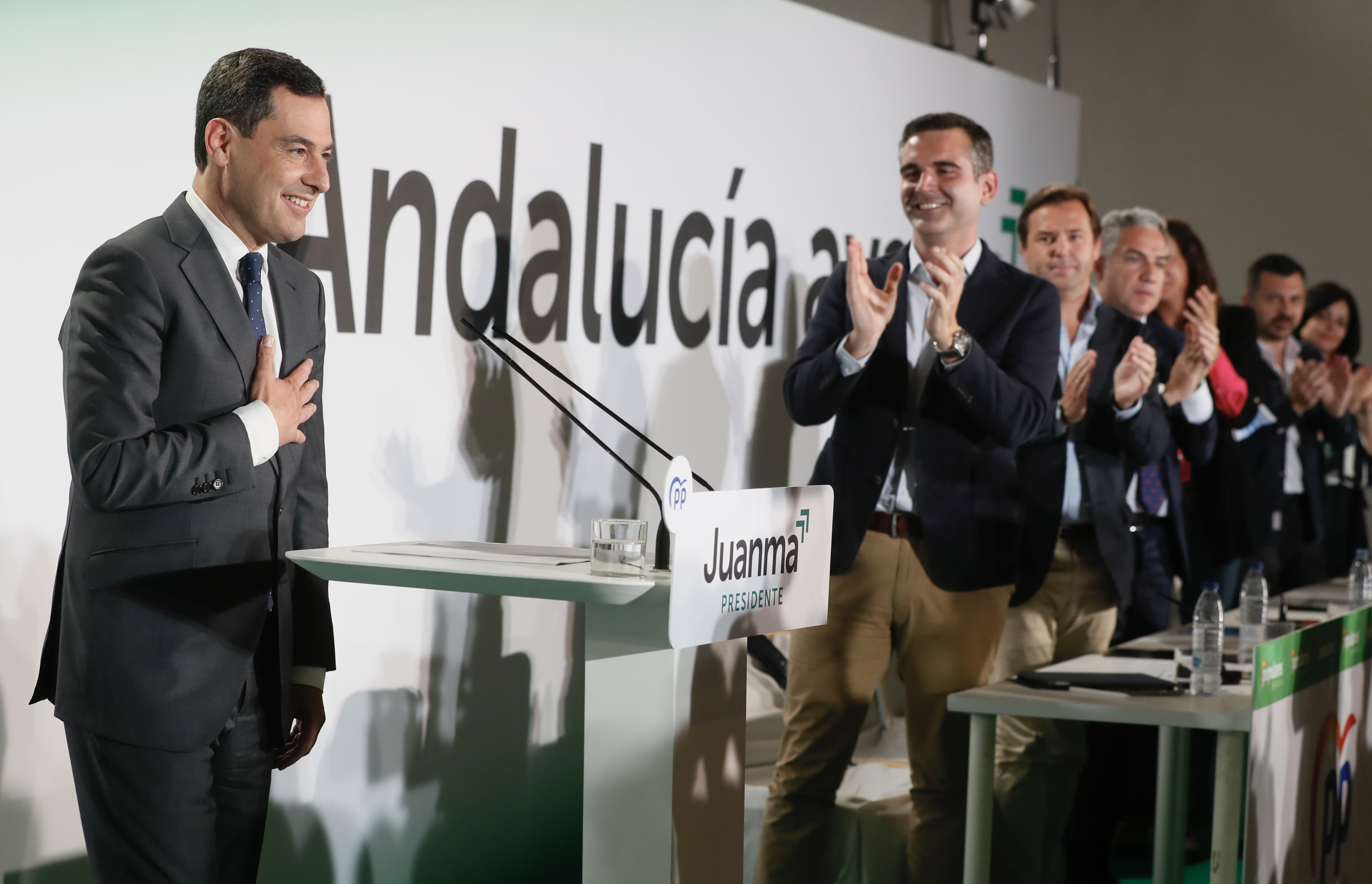 Juanma Moreno recibe el aplauso de los miembros de la direccin del PP andaluz, este martes, despus de trasladarles su decisin de adelantar las elecciones al 19 de junio.