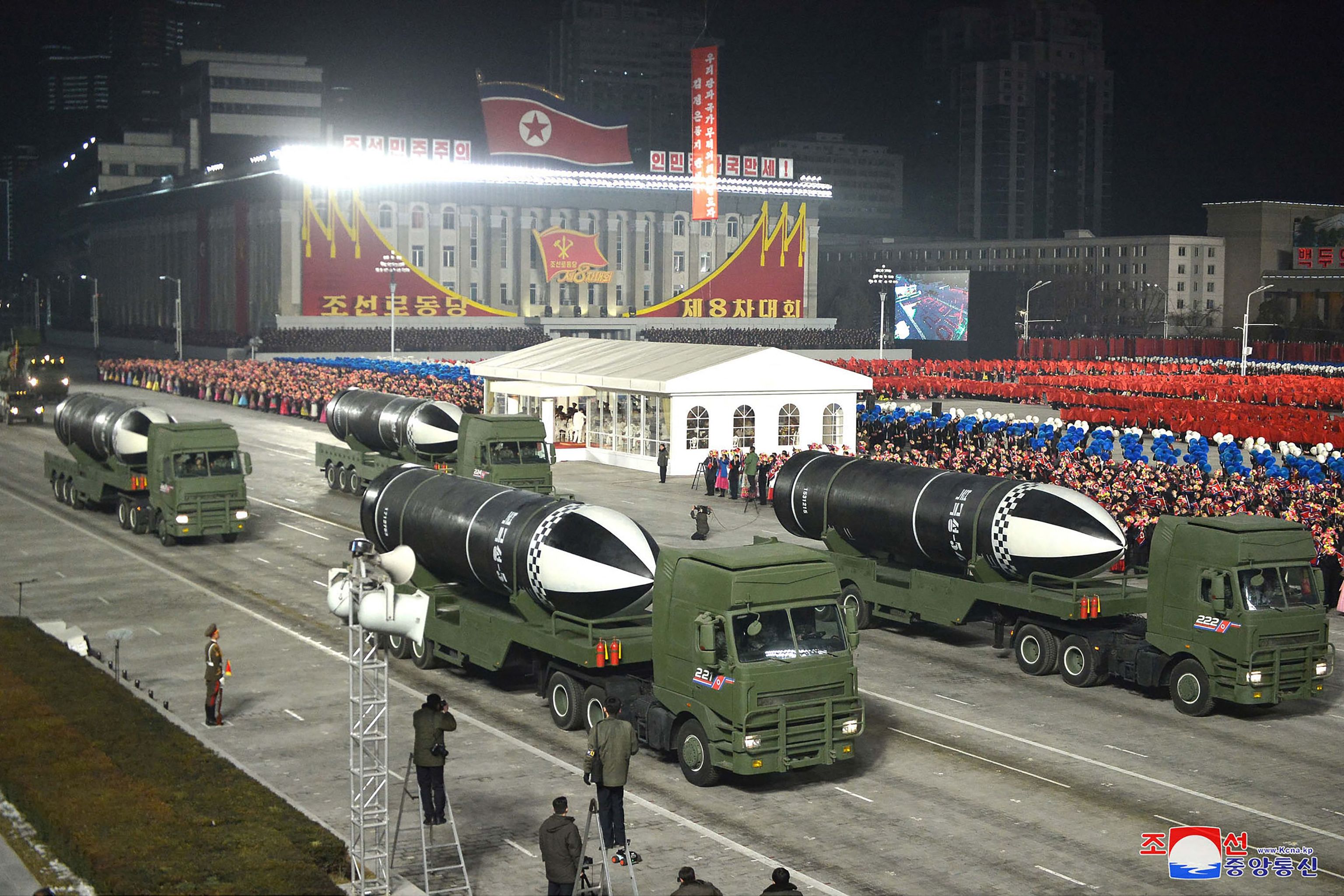 Misiles norcoreanos desfilando en Pyongyang.