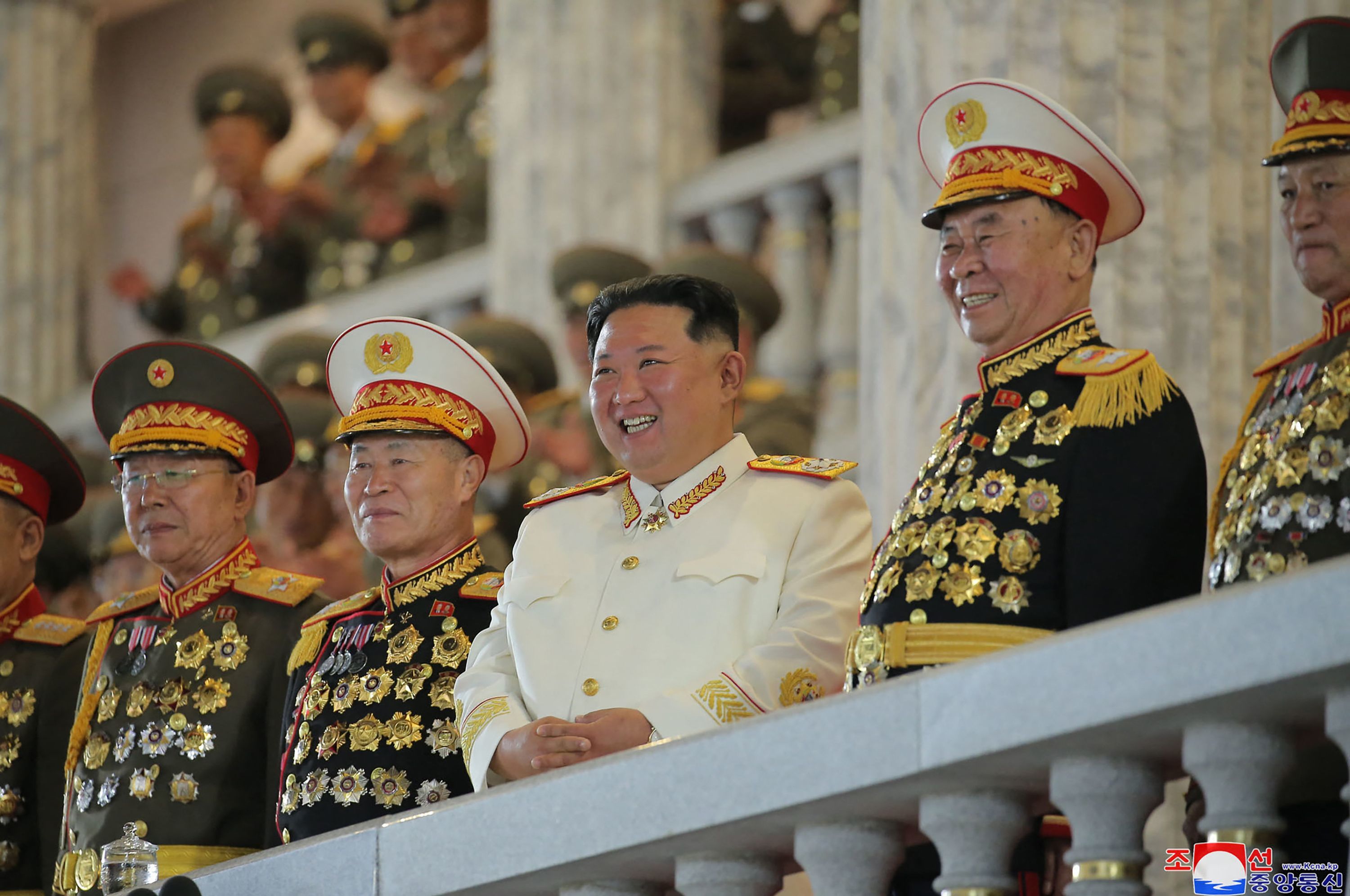 Kim Jong Un observa el desfile militar junto a sus generales en Pyongyang.