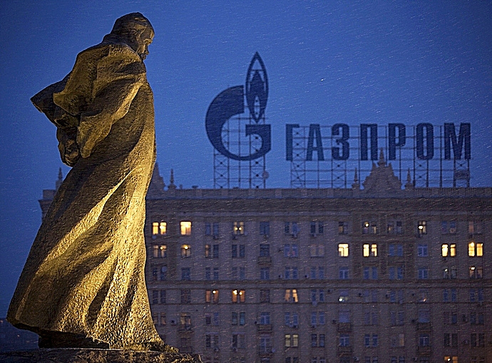 La estatua del poeta ucraniano Taras Shevchenko junto a un cartel de Gazprom, en Moscú.