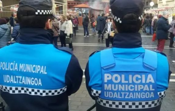 Dos agentes de la Polica Municipal de Pamplona.
