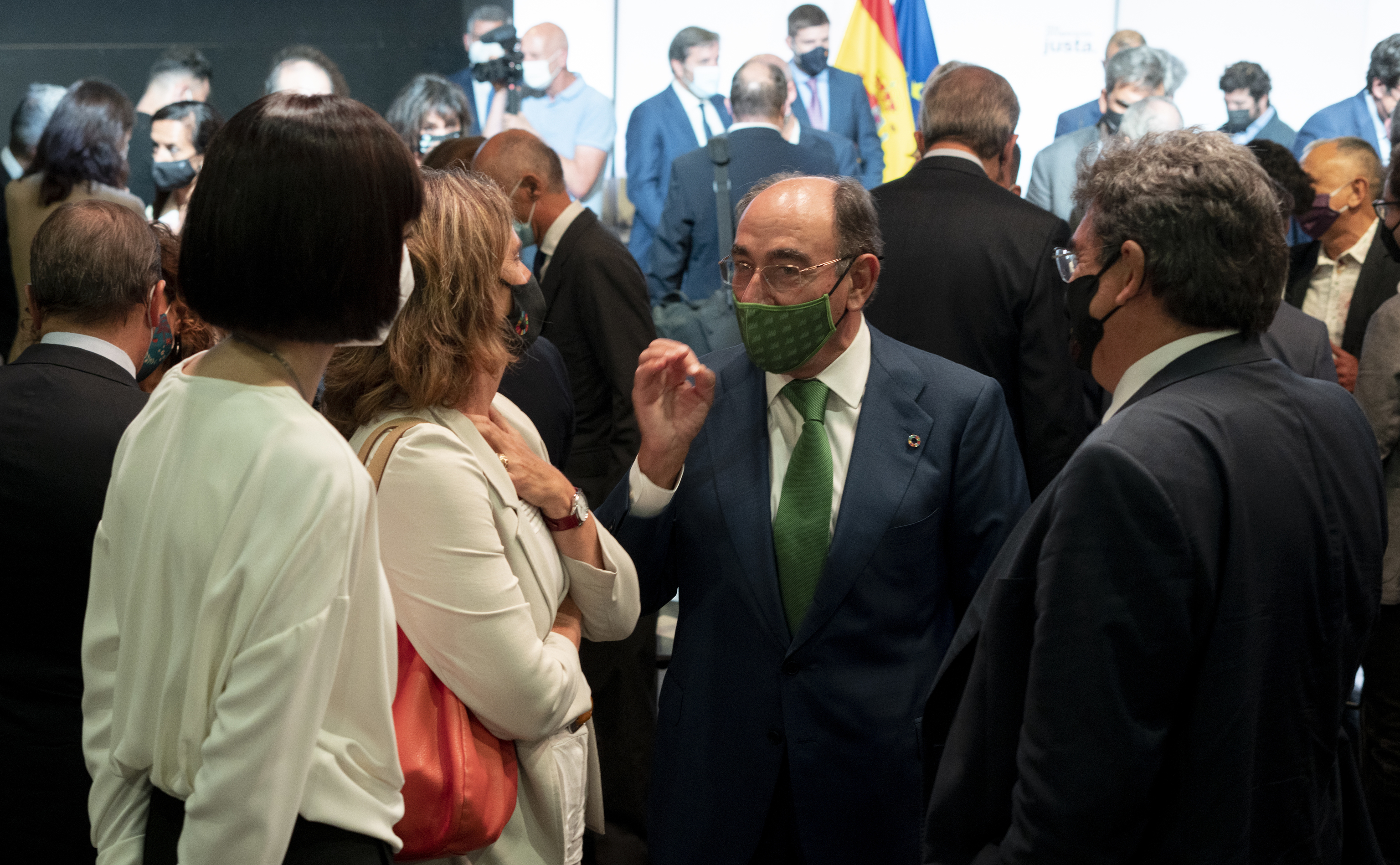 El presidente de Iberdrola, Ignacio Galán, charla con la vicepresidenta Teresa Ribera.