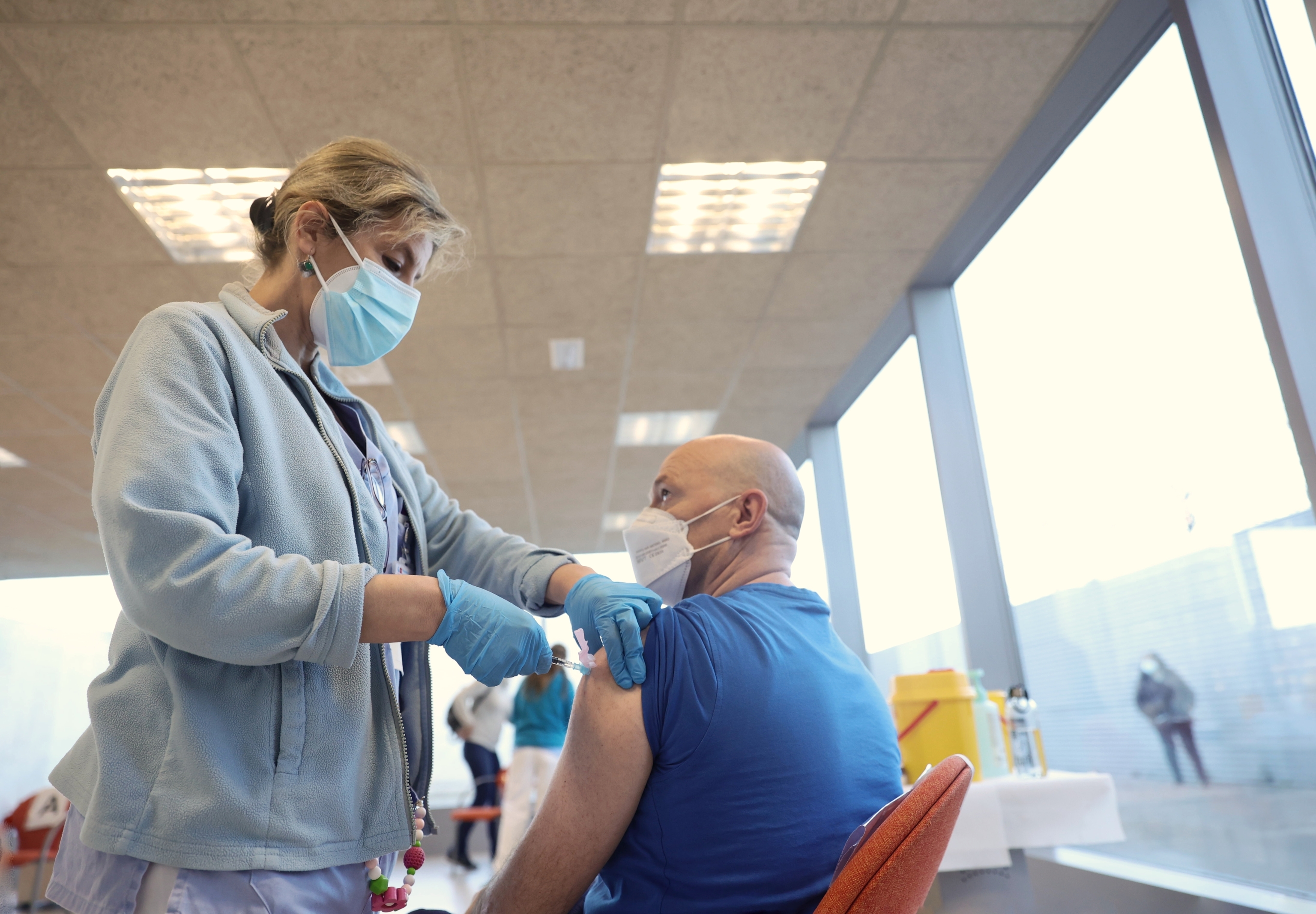 Una persona recibe una vacuna contra el Covid en el Hospital Infanta Sofía (Madrid), el 30 de diciembre de 2021, cuando se empezó a inocular la dosis de refuerzo a los adultos de más de 45 años.