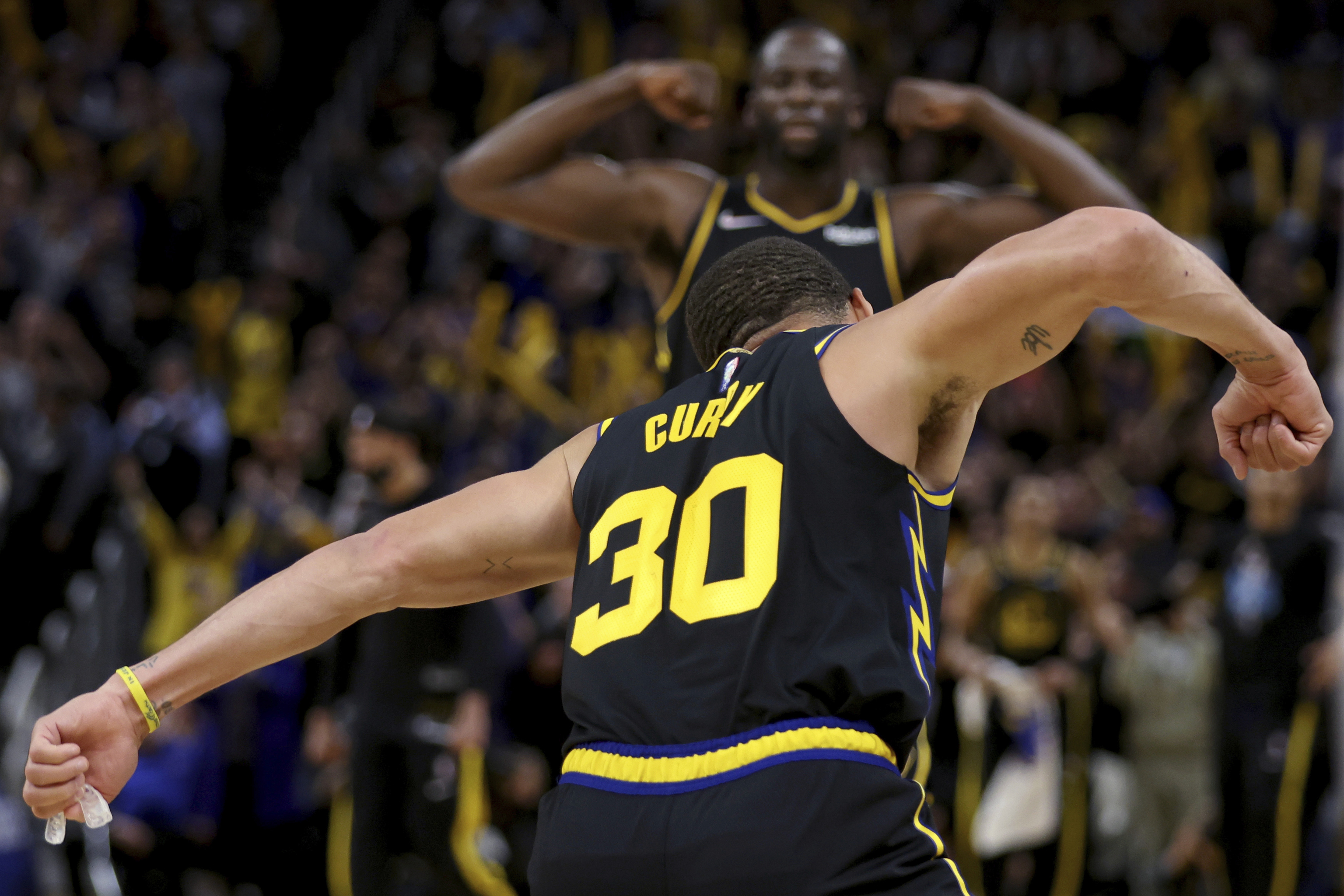 Stephen Curry celebra el pase de los Warriors.