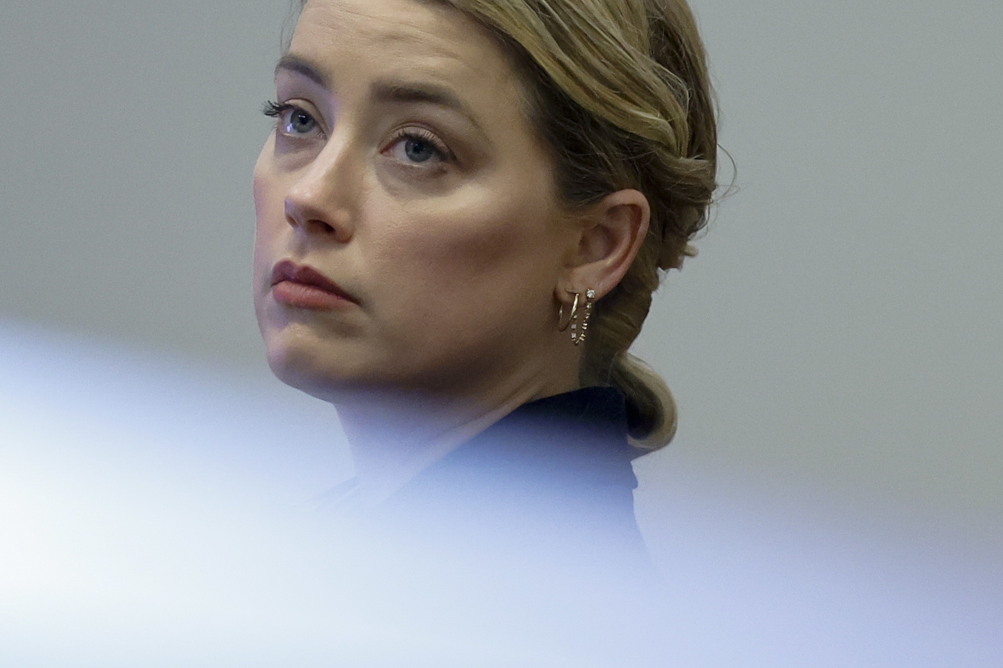 La actriz Amber Heard asiste al juicio por difamación de Depp contra Heard en el Tribunal de Circuito del Condado de Fairfax, en Fairfax, Virginia, Estados Unidos.