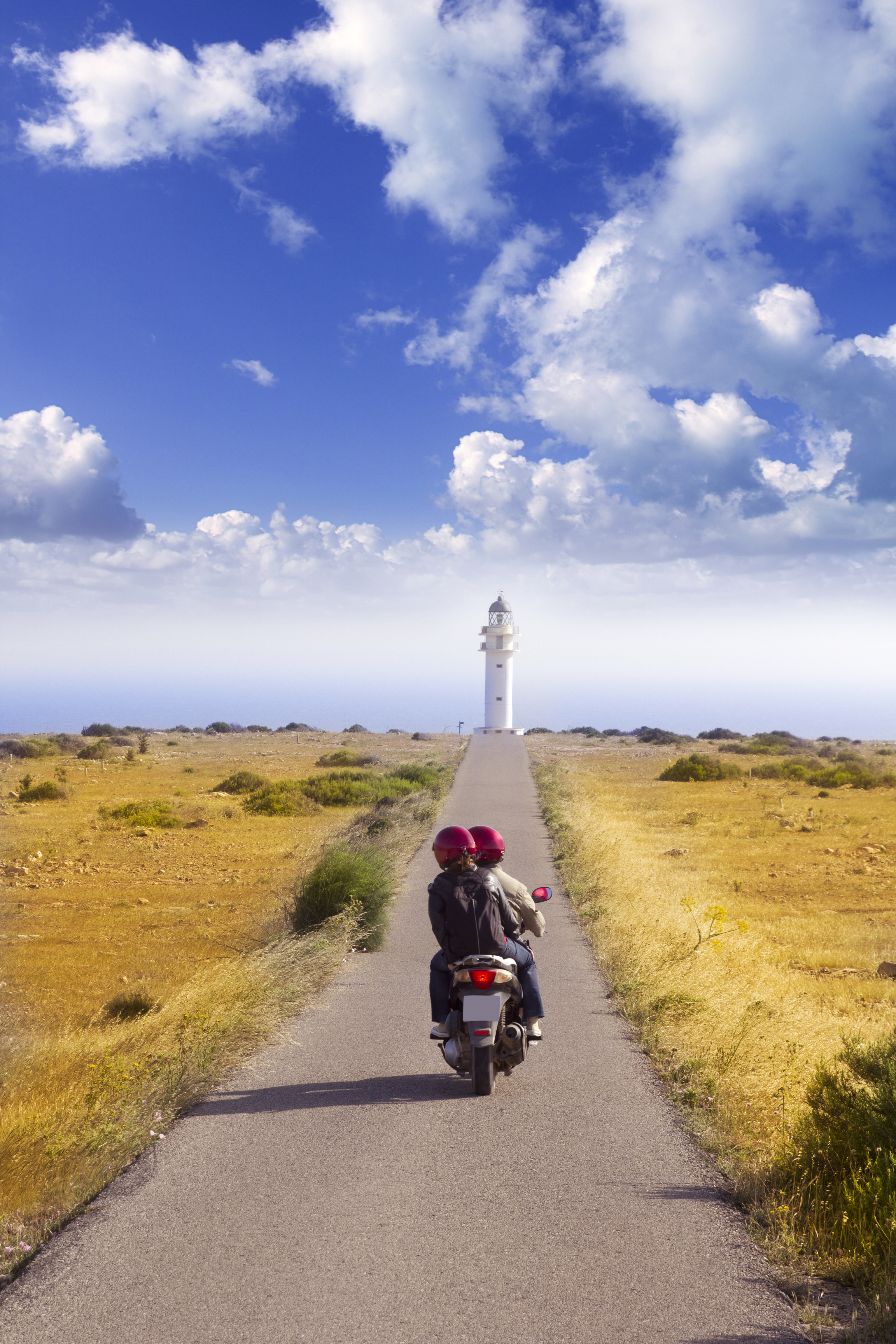 Una pareja se dirige en moto al faro de Barbaria, en Formentera.