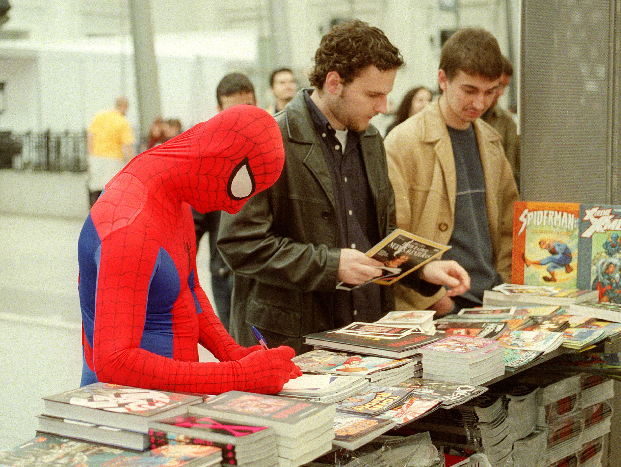 Spiderman firma autógrafos en el salón del cómic de 2002.