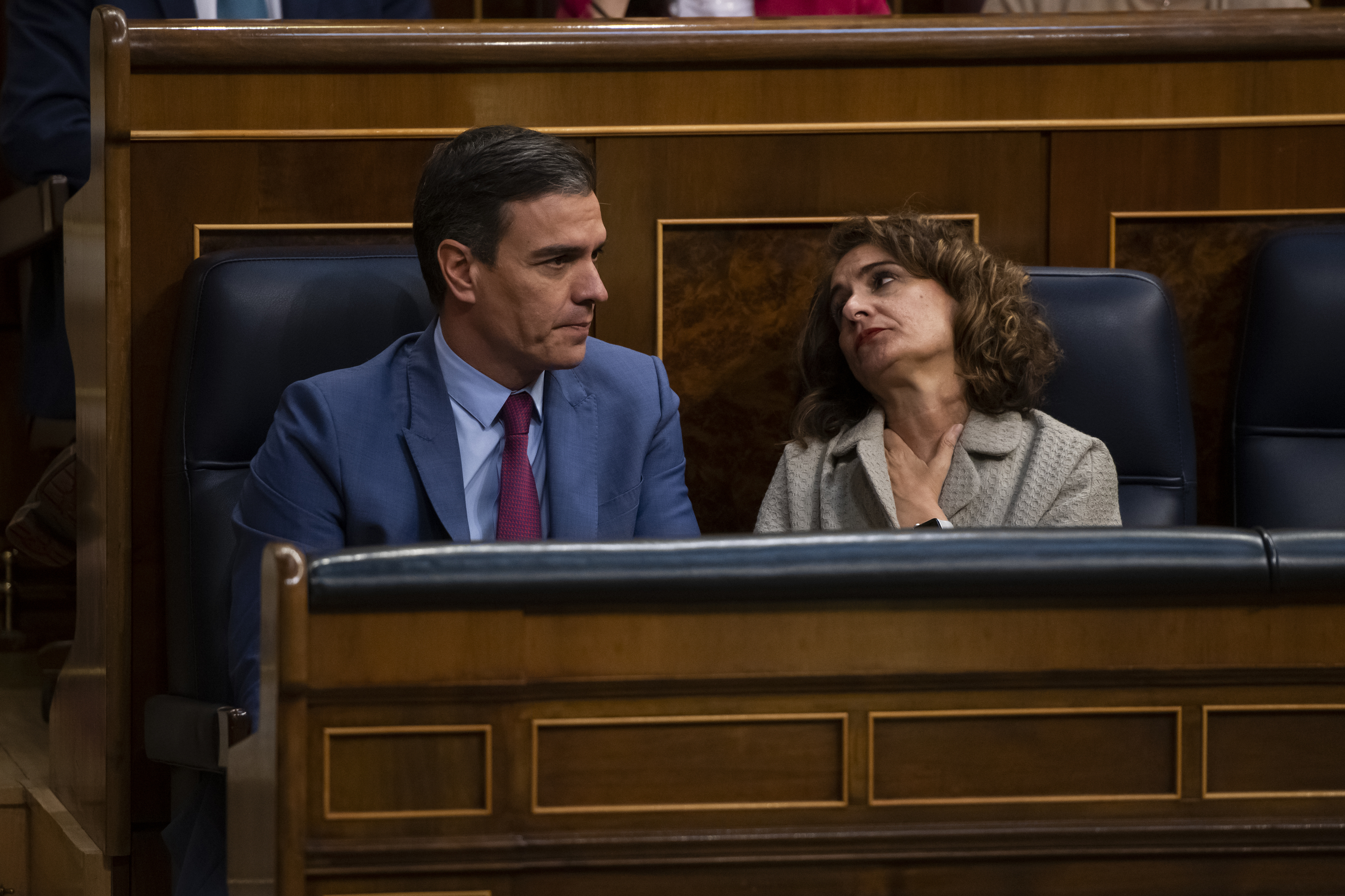 El presidente del Gobierno, Pedro Sánchez y la ministra de Hacienda, María Jesús Montero, este jueves en el Congreso de los Diputados
