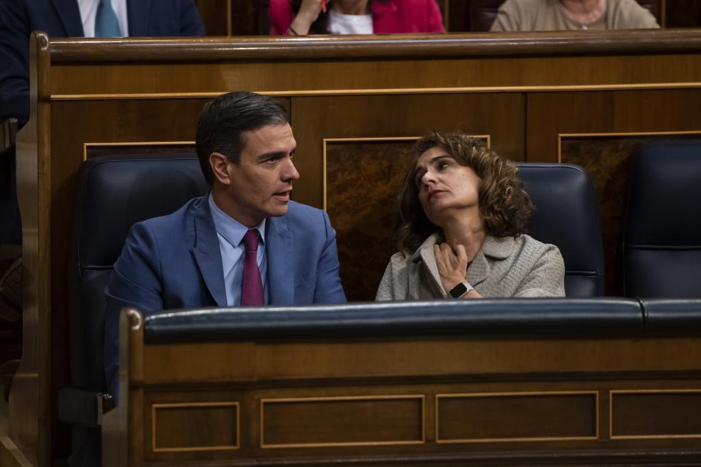 Sánchez y Montero, ayer en el Congreso. BERNARDO DÍAZ