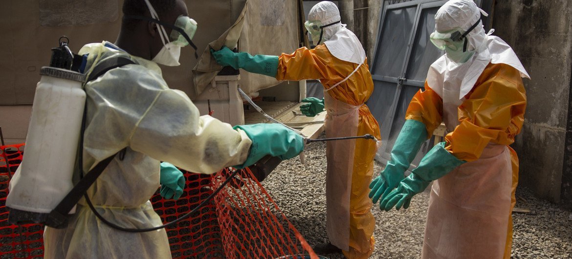 rabajadores de la salud en Conakry, Guinea, durante el brote de ébola en 2015