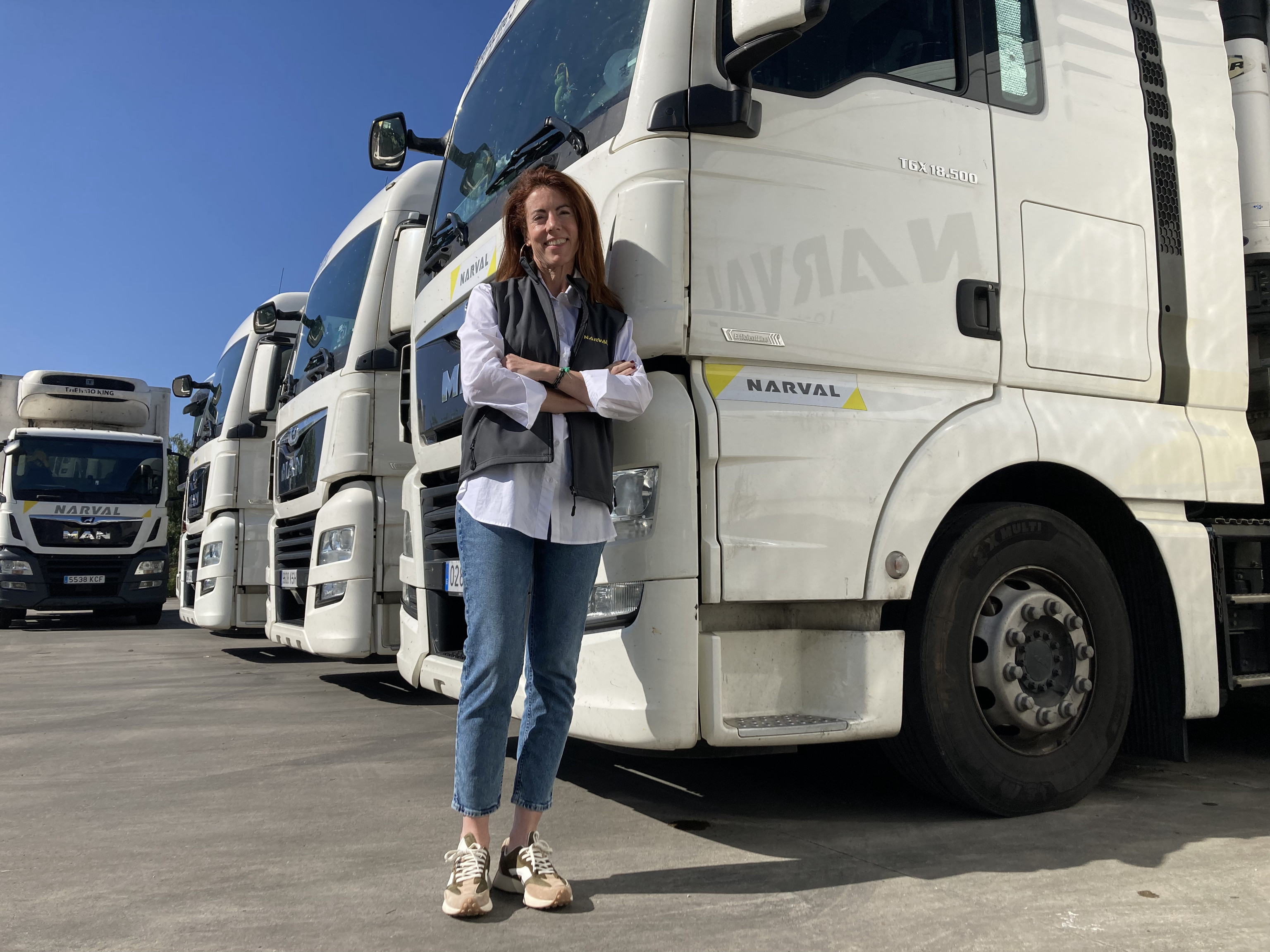 Marta Sánchez López-Lago junto a uno de los camiones de su empresa, Narval.