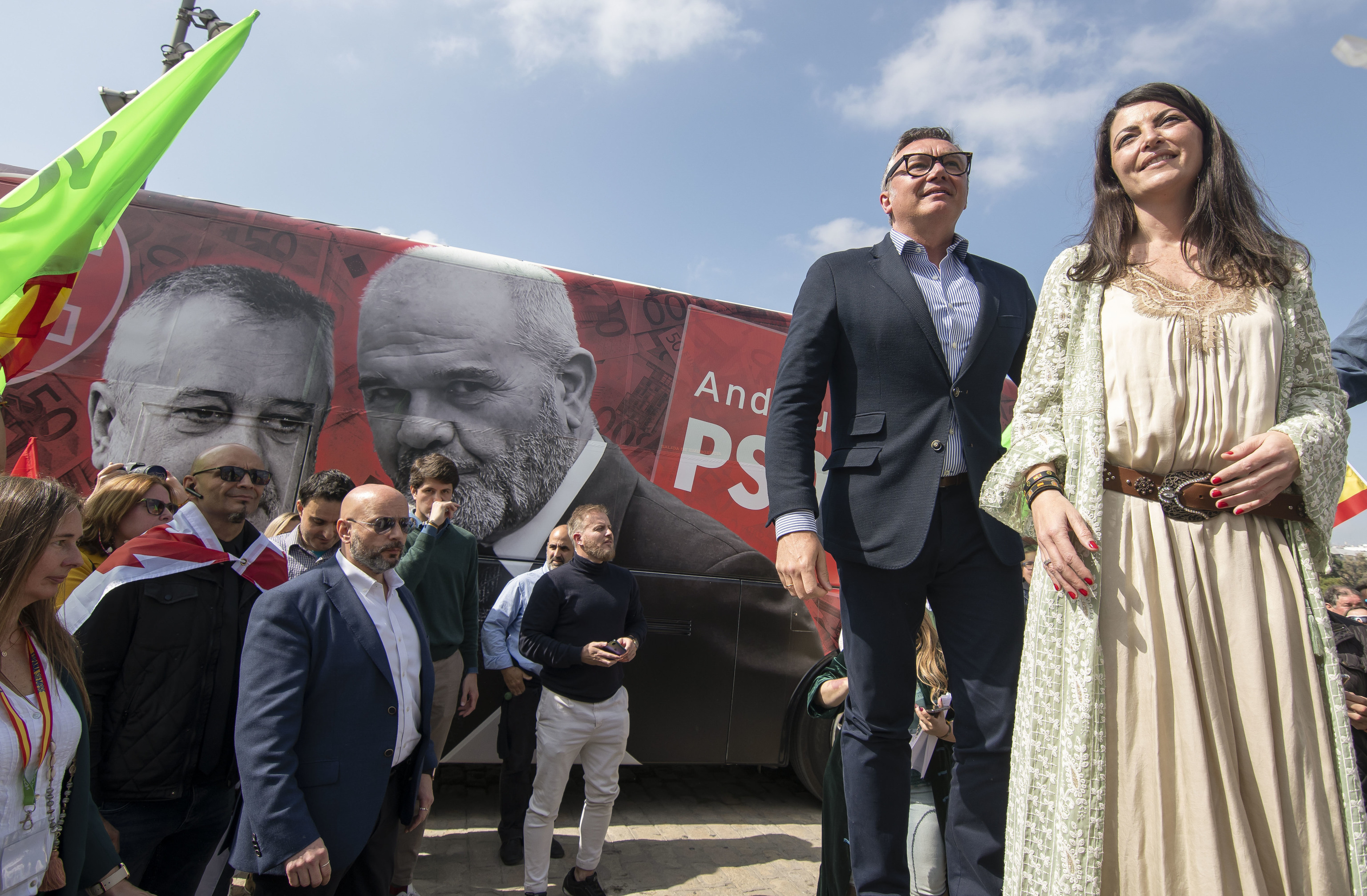 La candidata de Vox a la Presidencia de la Junta, Macarena Olona, junto al portavoz parlamentario, Manuel Gavira.