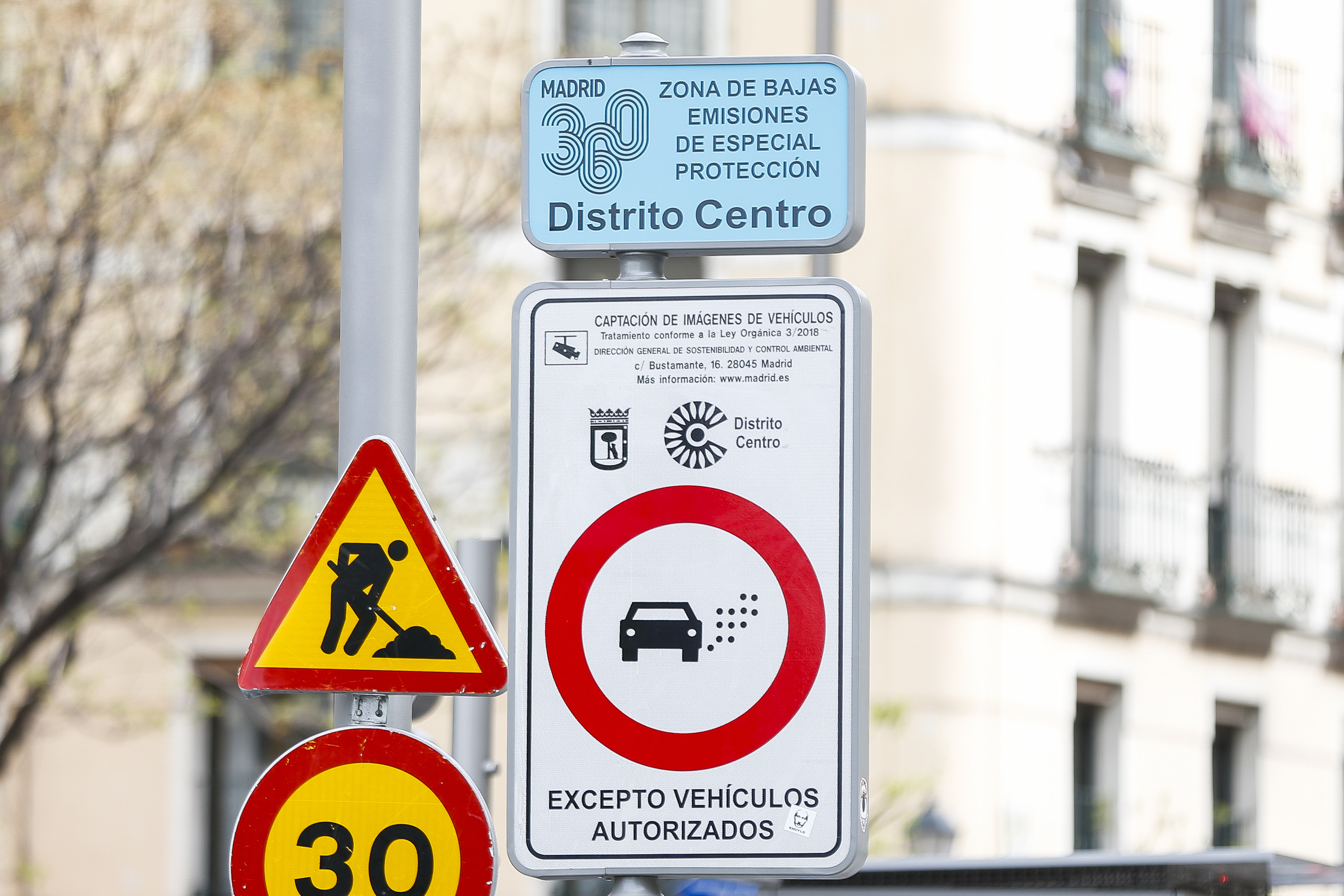 Madrid multa desde el 1 de mayo los vehículos que circulen dentro de la M-30 sin pegatina medioambiental | Motor