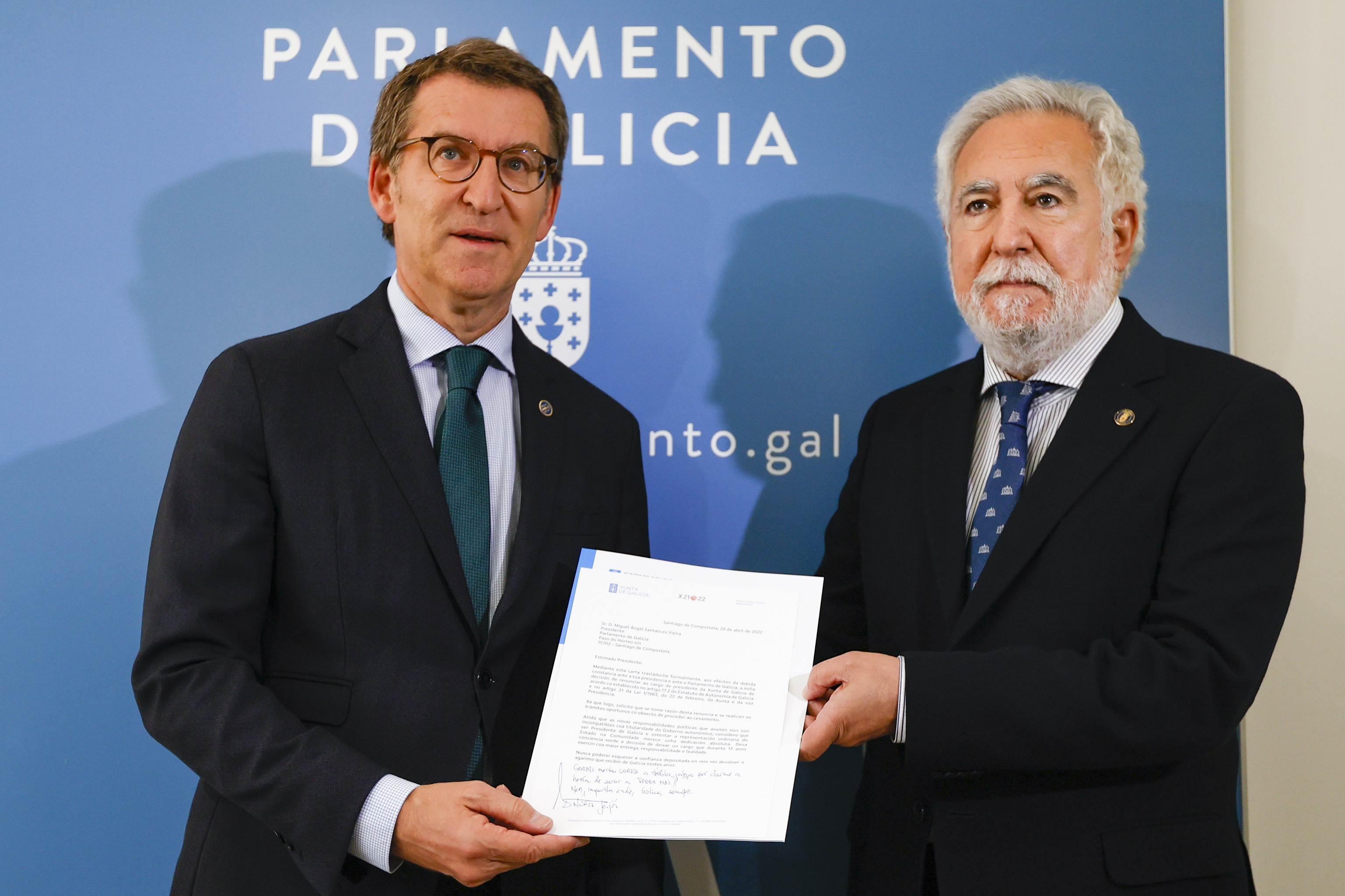 Alberto Nez Feijo presenta su carta de renuncia al presidente del Parlamento gallego, Miguel Santalices.