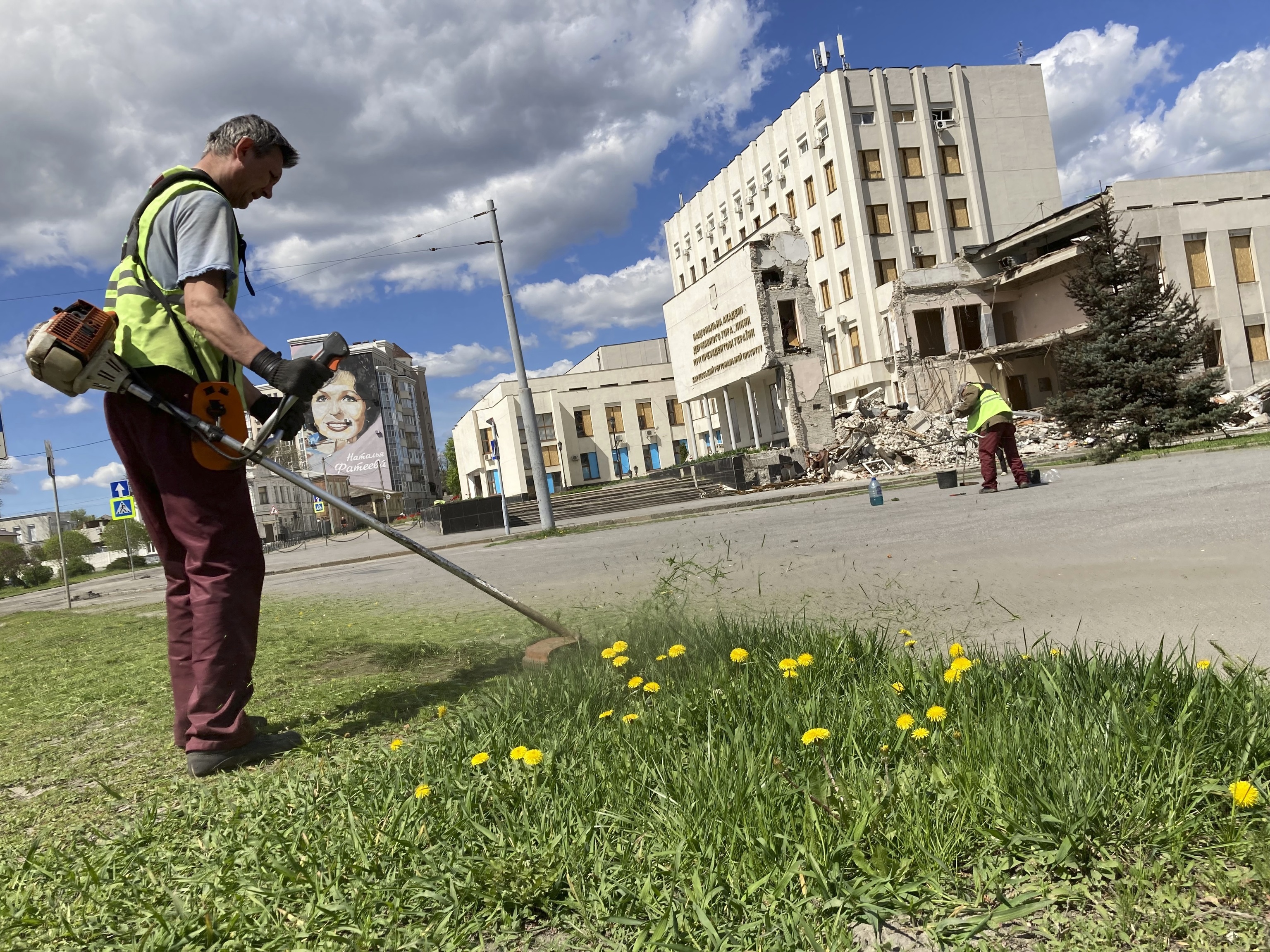 Recoger cadáveres y plantar flores en Jarkov: «La vida sigue»
