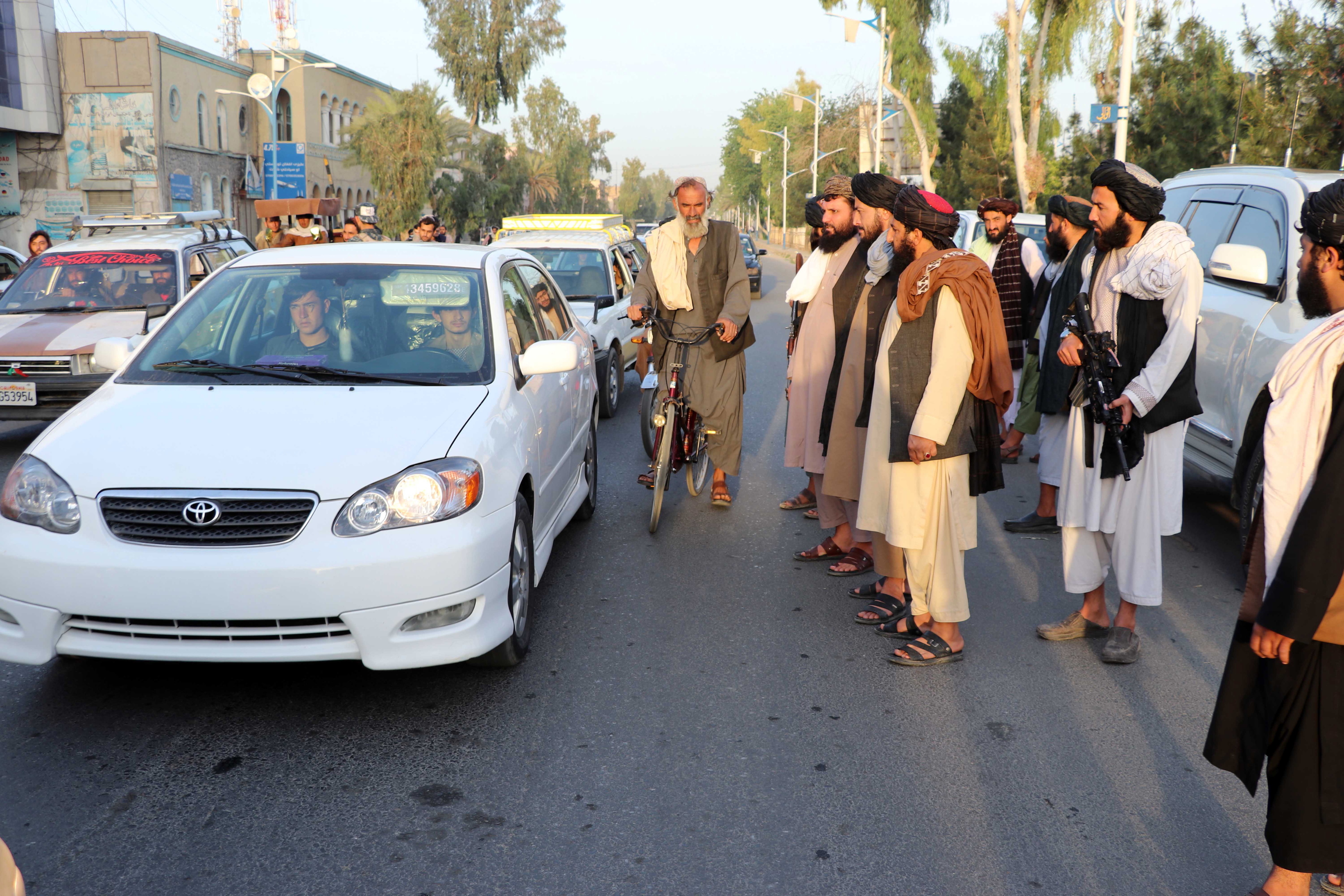 Control de seguridad en Kandahar en previsin de posibles ataques terroristas.